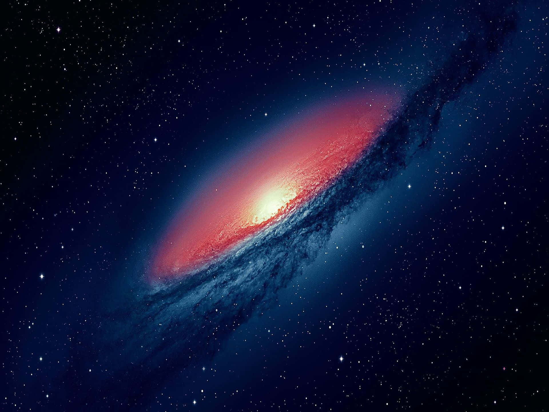 Cosmic 4K 桌布 壁紙 — 一個令人驚嘆的螺旋星系在深空星場中發出紅色和藍色的光芒。