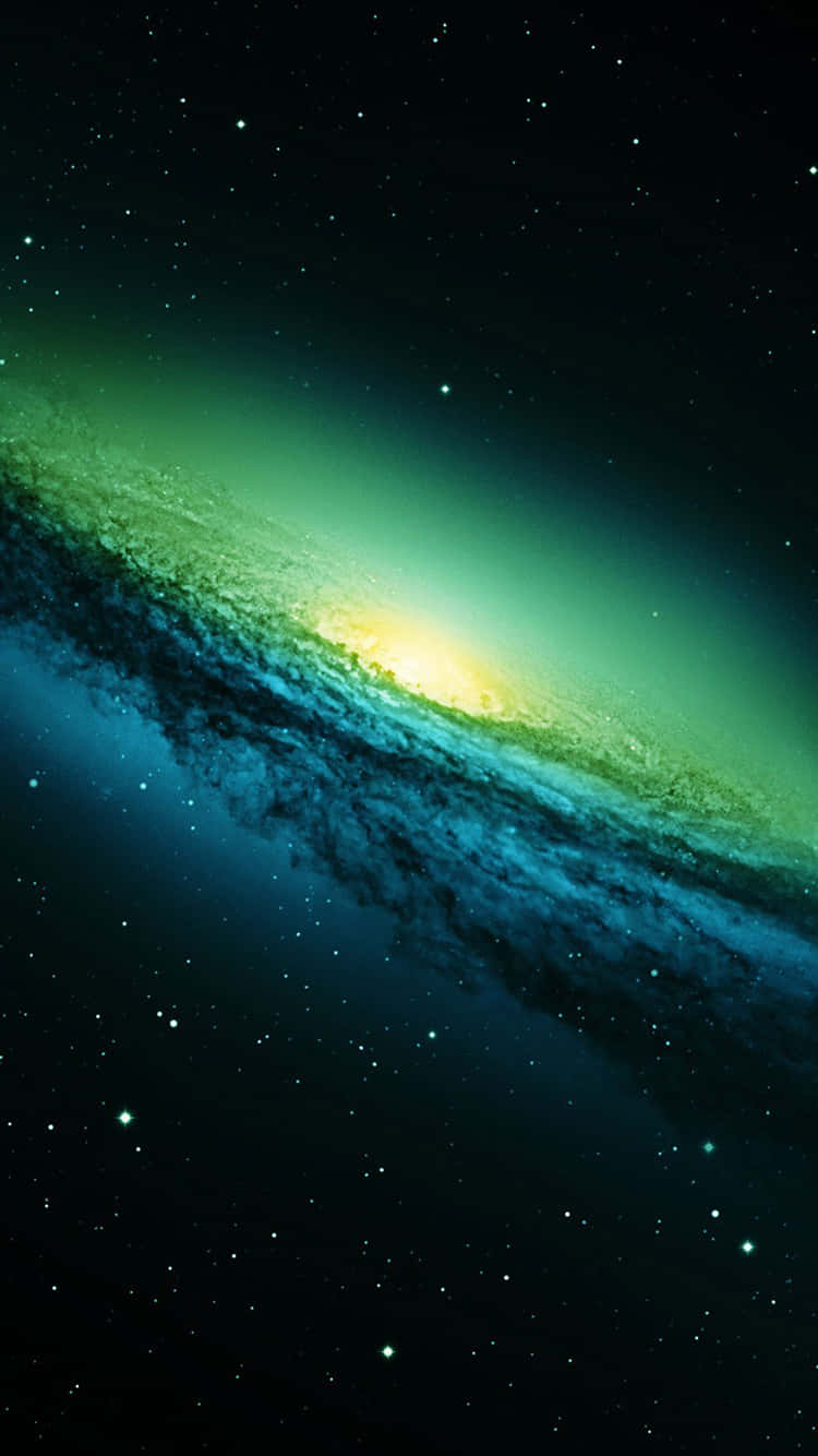 iPhone 11 桌布 壁紙 — 一個令人驚嘆的螺旋星系在繁星點點的宇宙背景下散發出充滿活力的綠色和藍色色調。