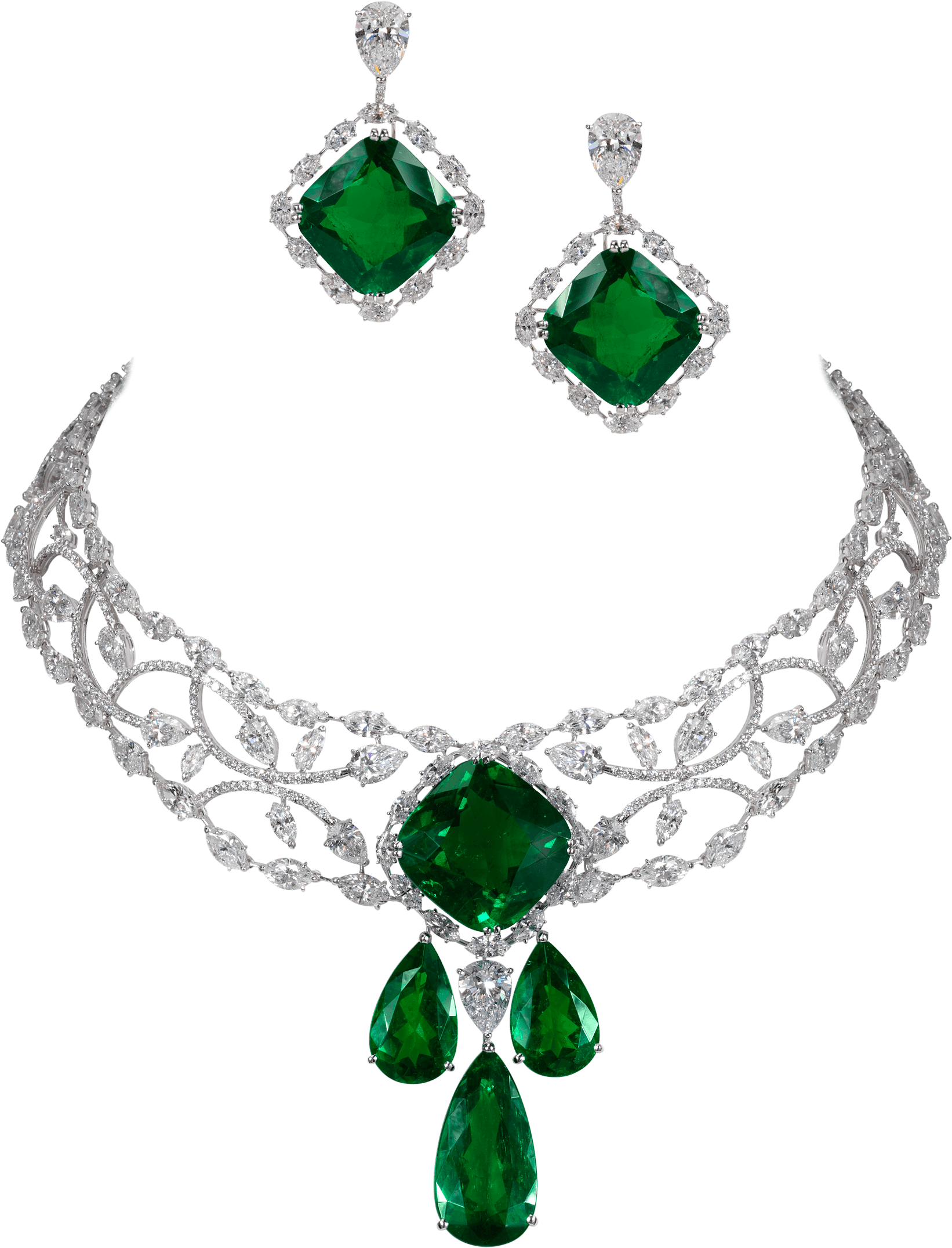 Necklace 桌布 壁紙 — 一個令人驚嘆的鑽石和祖母綠珠寶套裝，包括一條帶有中央祖母綠吊墜的項鍊和配套的耳環，背景為黑色。