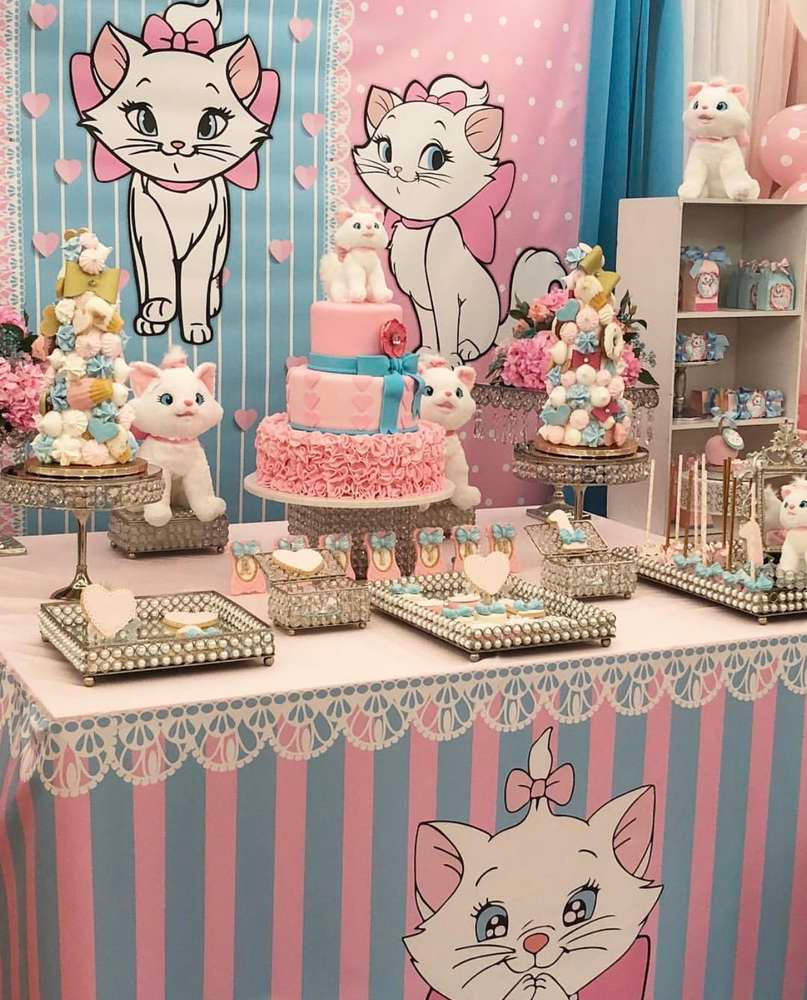 瑪麗貓 桌布 壁紙 — 一個以 Marie Cat 為主題的夢幻生日派對桌，裝飾著粉藍色條紋、多層蛋糕和毛絨貓咪公仔。