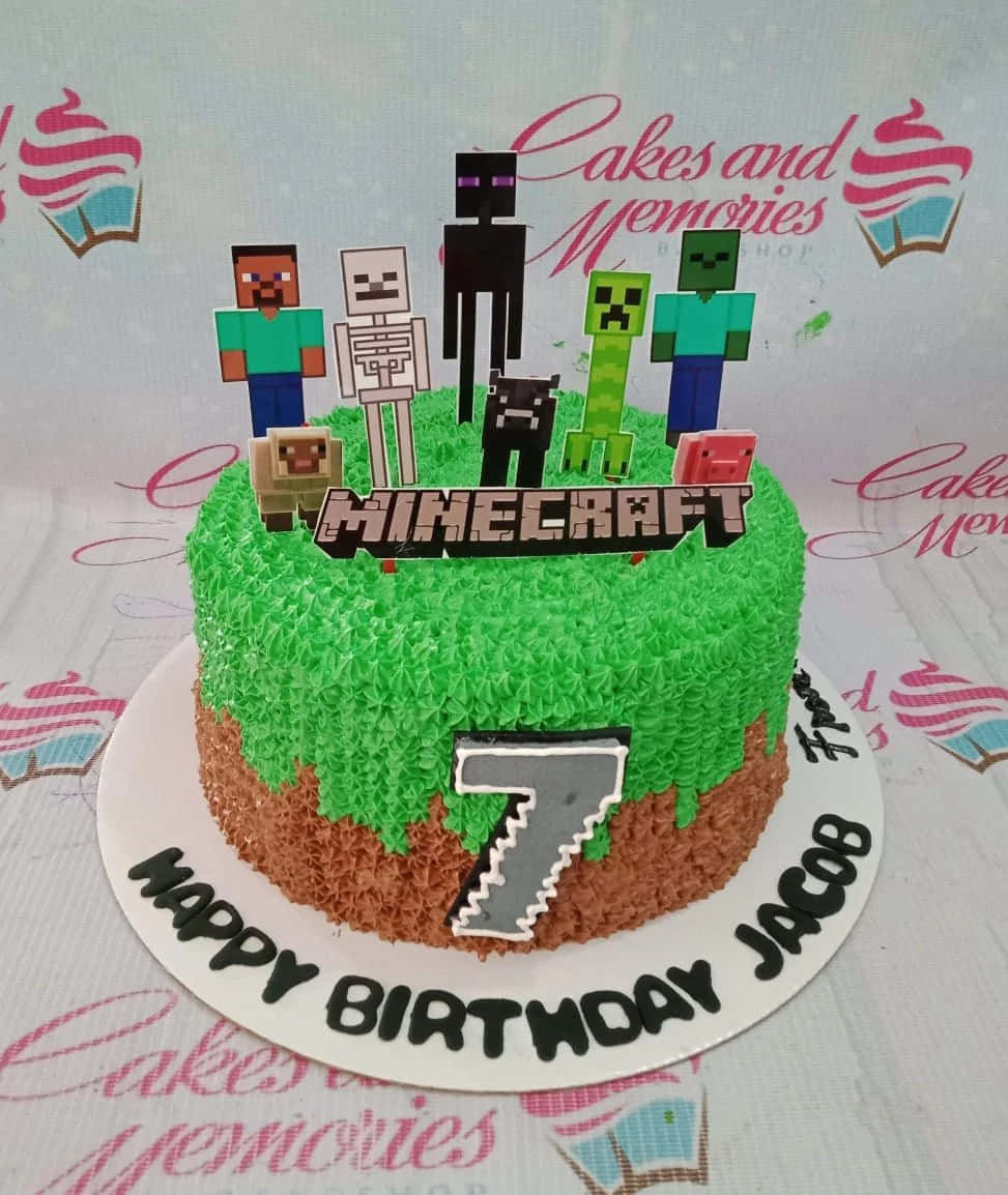 Minecraft Cakes 桌布 壁紙 — 一個以Minecraft為主題的生日蛋糕，上面有像素化的角色和一個數字七的裝飾，放在一個草狀的棕色底座上。