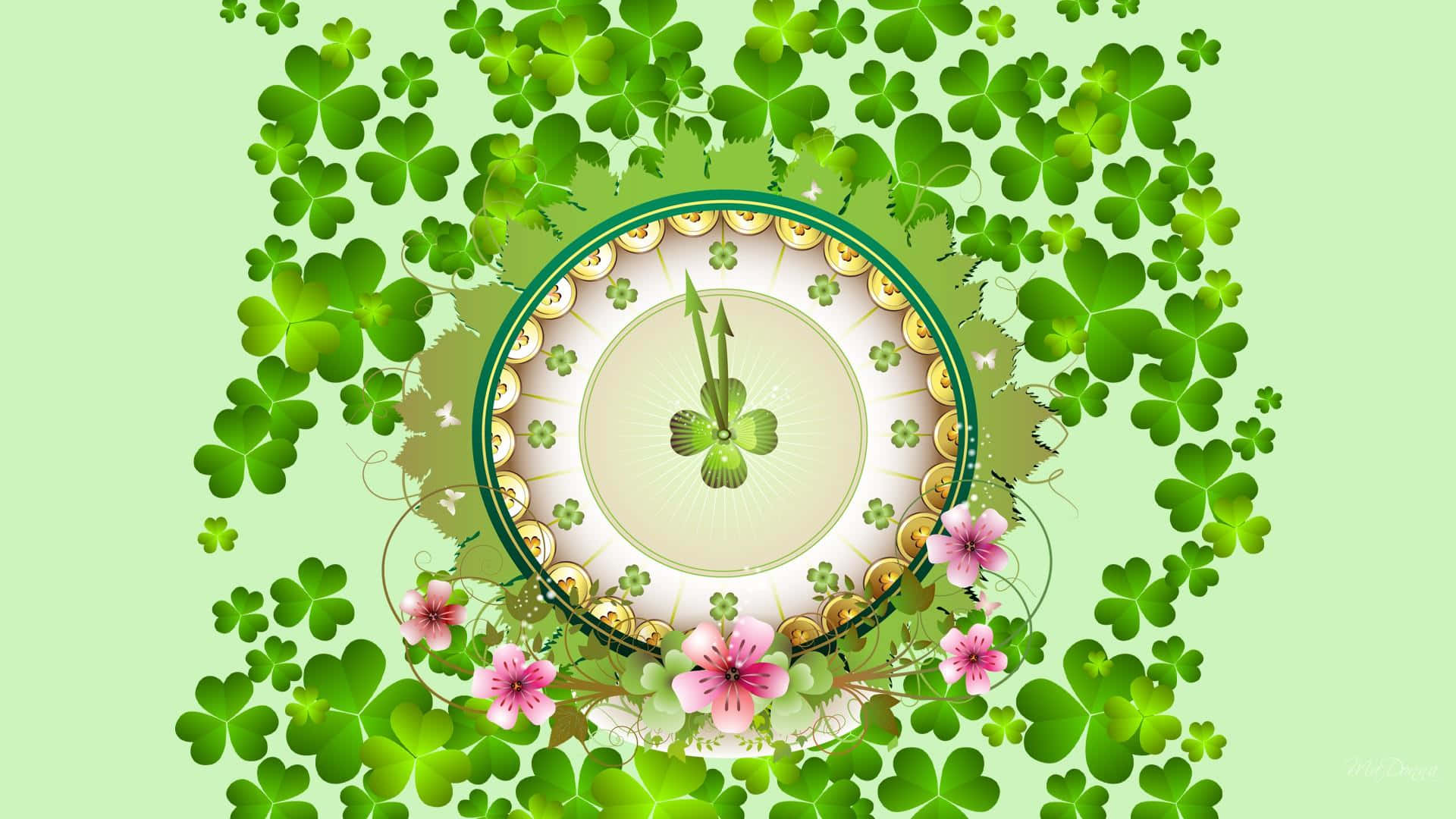 Shamrock 桌布 壁紙 — 一個以四葉草為中心的時鐘，被鮮綠色的三葉草和粉紅色的花朵包圍，背景是淺綠色。