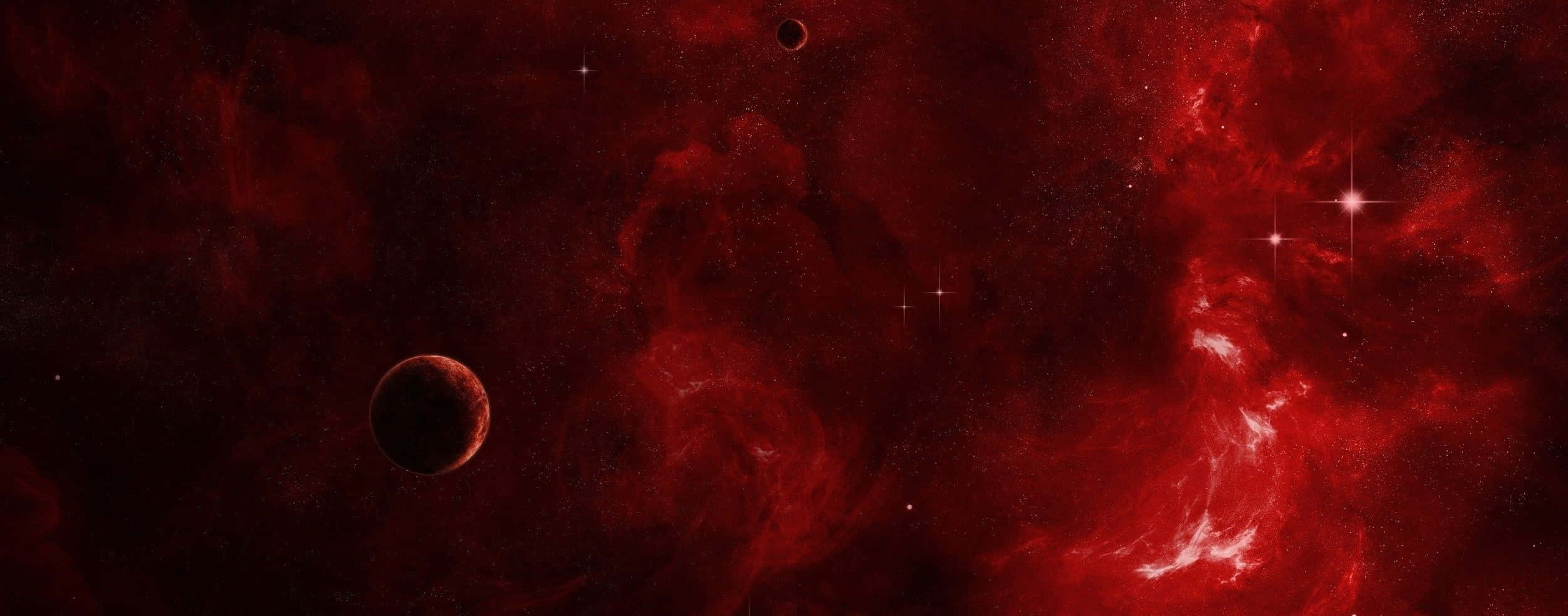 美學 桌布 壁紙 — 一個以旋轉紅色星雲為主導的宇宙場景，有發光的星星和兩顆在深空中漂流的黑暗行星。