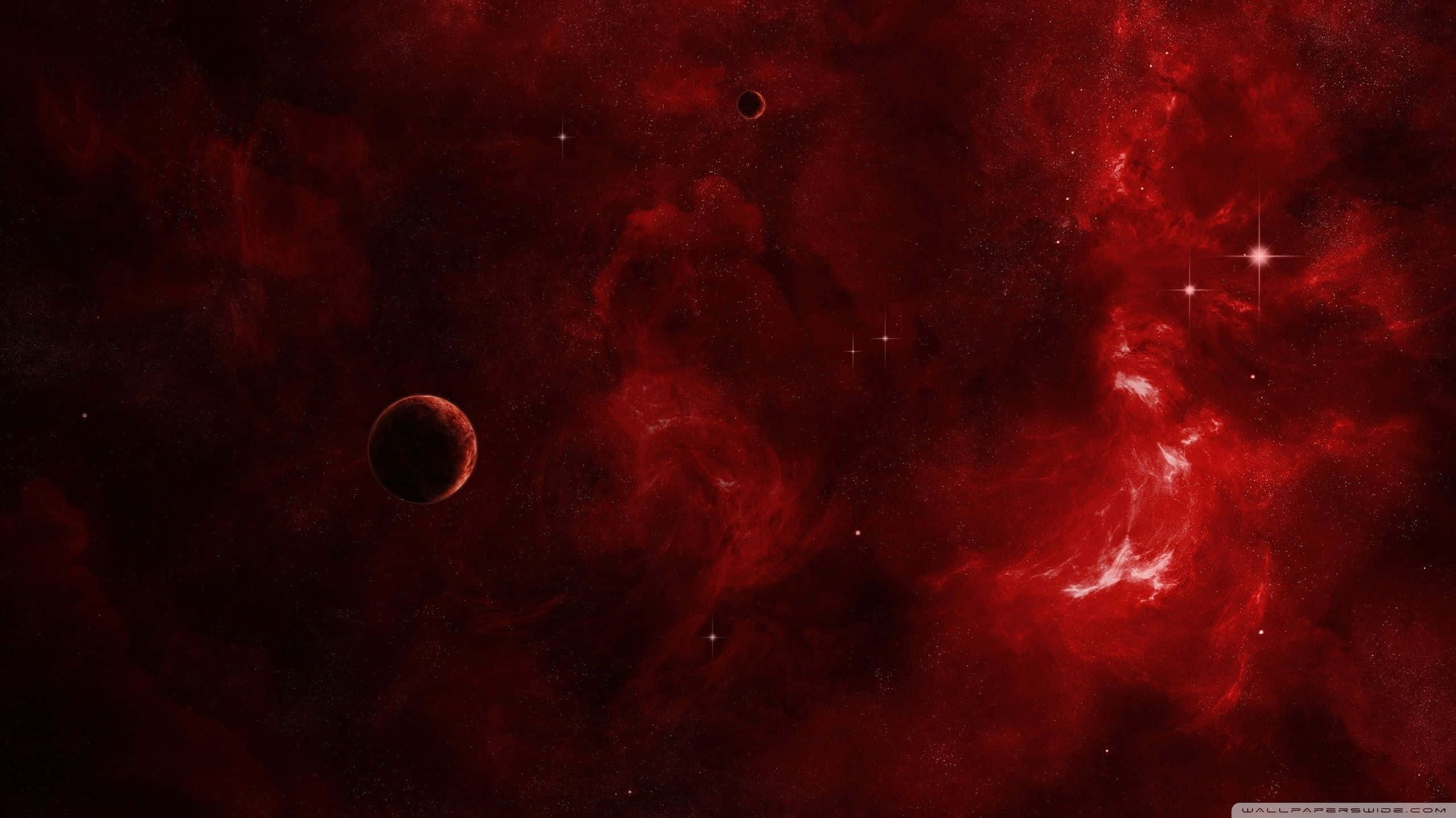 Red Space 桌布 壁紙 — 一個以旋轉紅色星雲為主導的宇宙場景，閃爍的星星和兩顆黑暗行星在深空中漂流。