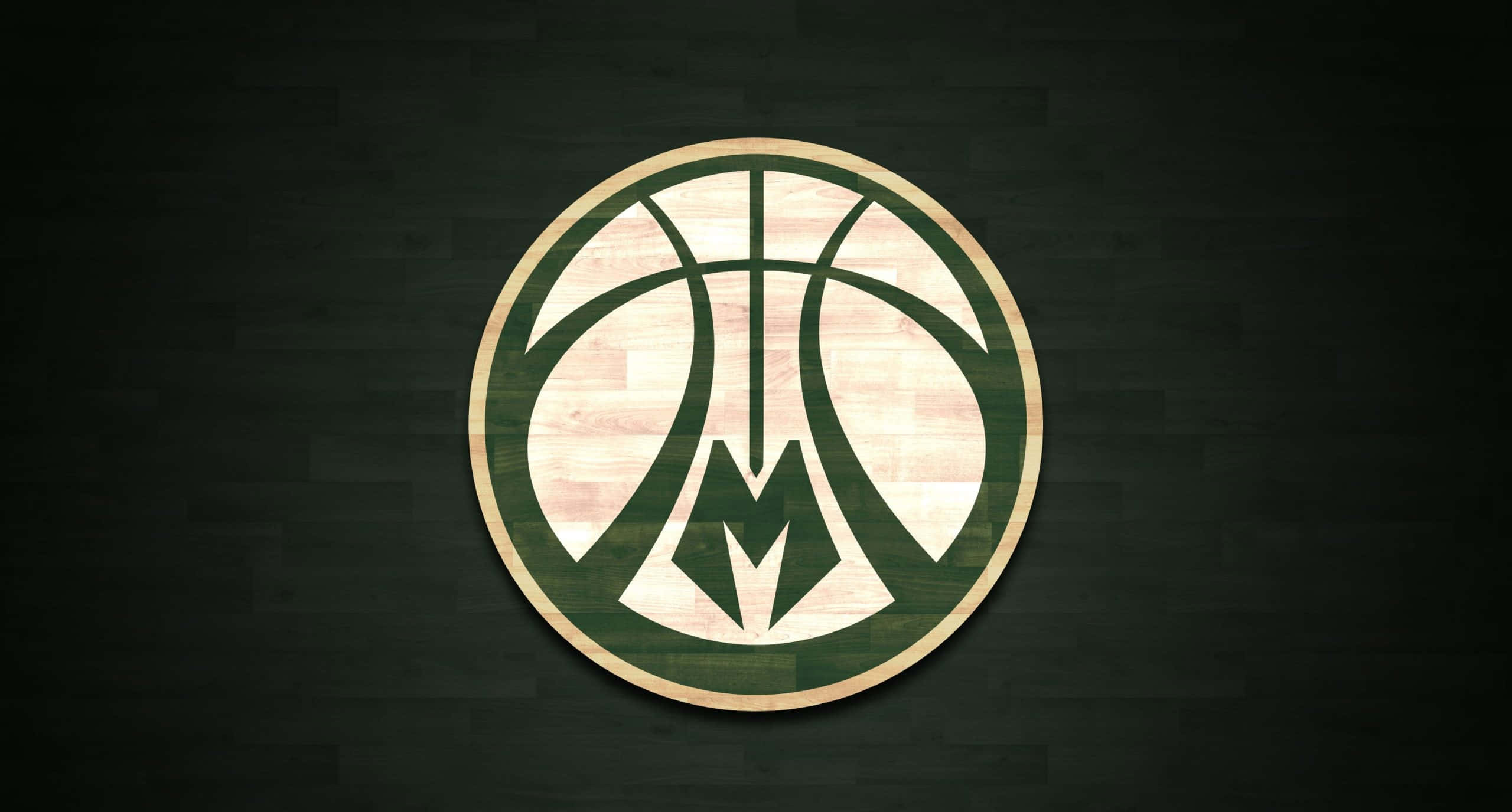 Milwaukee Bucks Logo 桌布 壁紙 — 一個以木紋質感呈現的密爾瓦基公鹿籃球標誌，背景為深色木材。