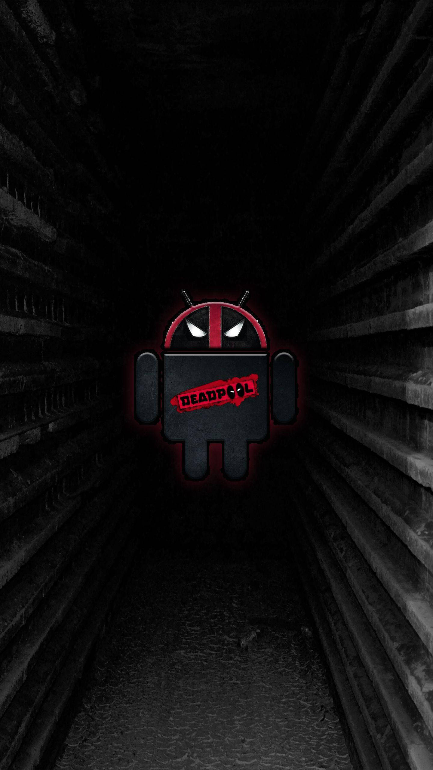 死侍 桌布 壁紙 — 一個以死侍為主題、帶有威脅性的Android機器人在黑暗狹窄的磚隧道中發出紅光。