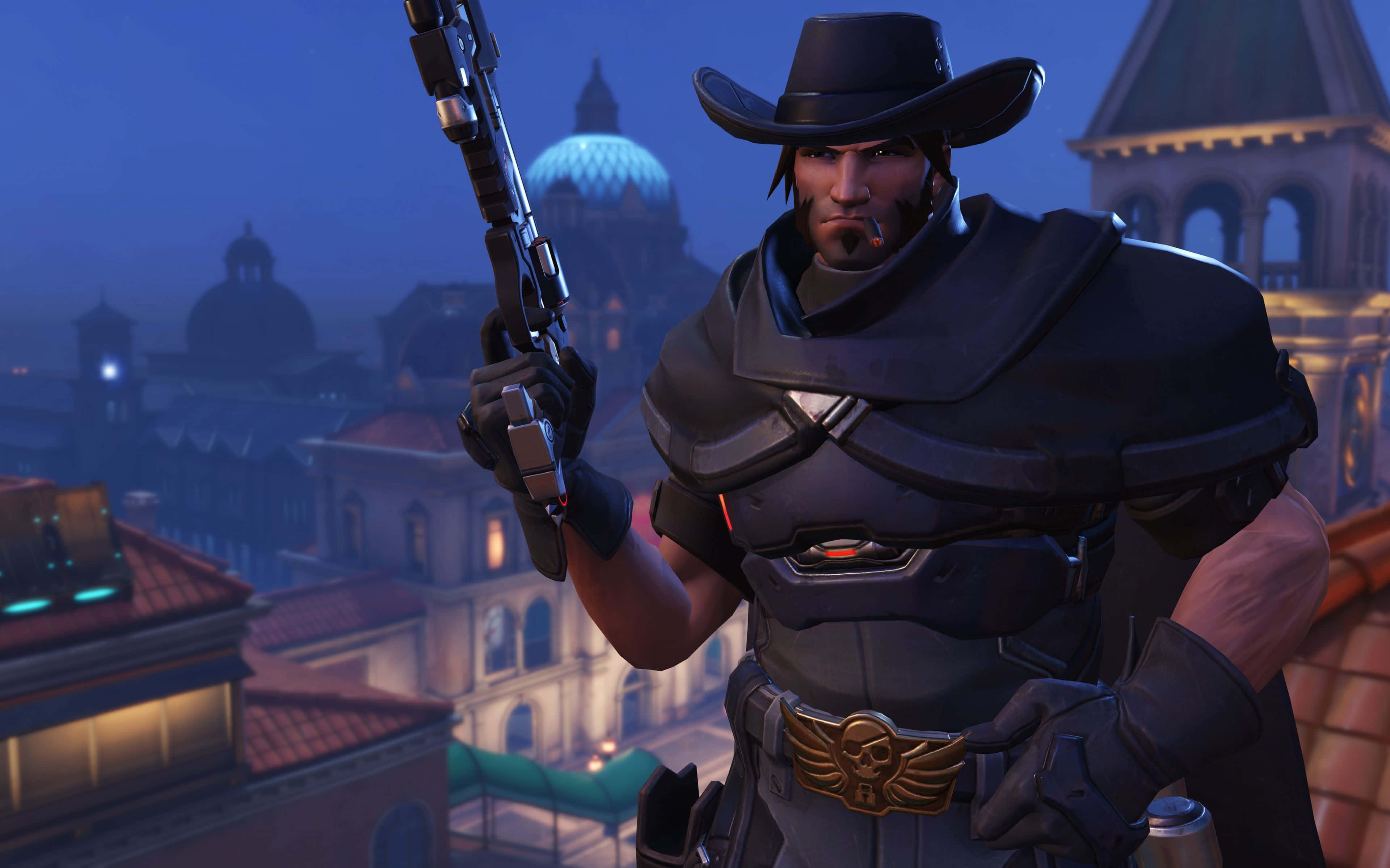 Overwatch Mccree 桌布 壁紙 — 一個以牛仔為主題的電子遊戲角色，身穿暗色盔甲，在黃昏時分站在城市屋頂上手持步槍。