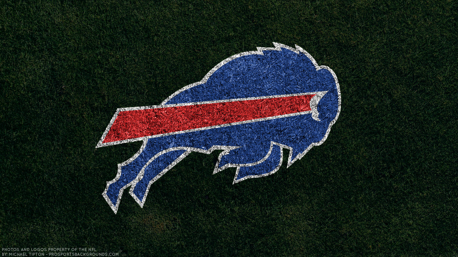 水牛城比爾 桌布 壁紙 — 一個以紋理草地呈現的 Buffalo Bills 標誌，帶有藍色、紅色和白色條紋，背景為深綠色場地。