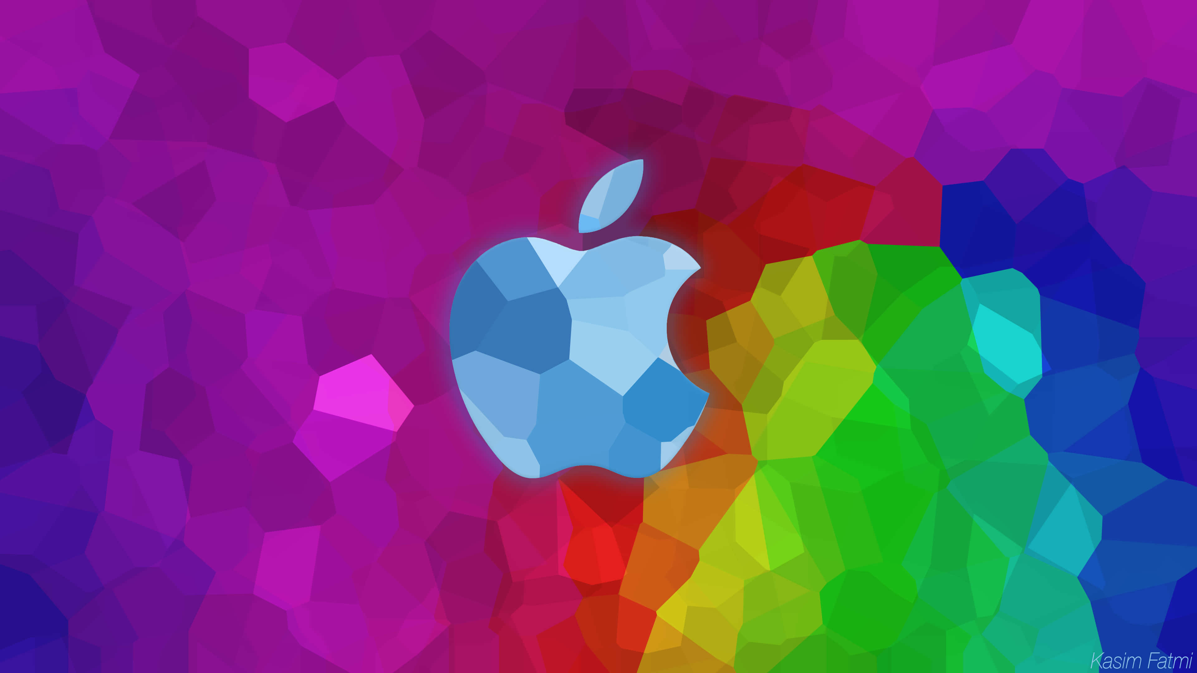 4K Apple 桌布 壁紙 — 一個以藍色幾何切割面風格化的Apple標誌，置中於由紫色、紅色、綠色和藍色多邊形色彩組成的鮮豔馬賽克背景上。