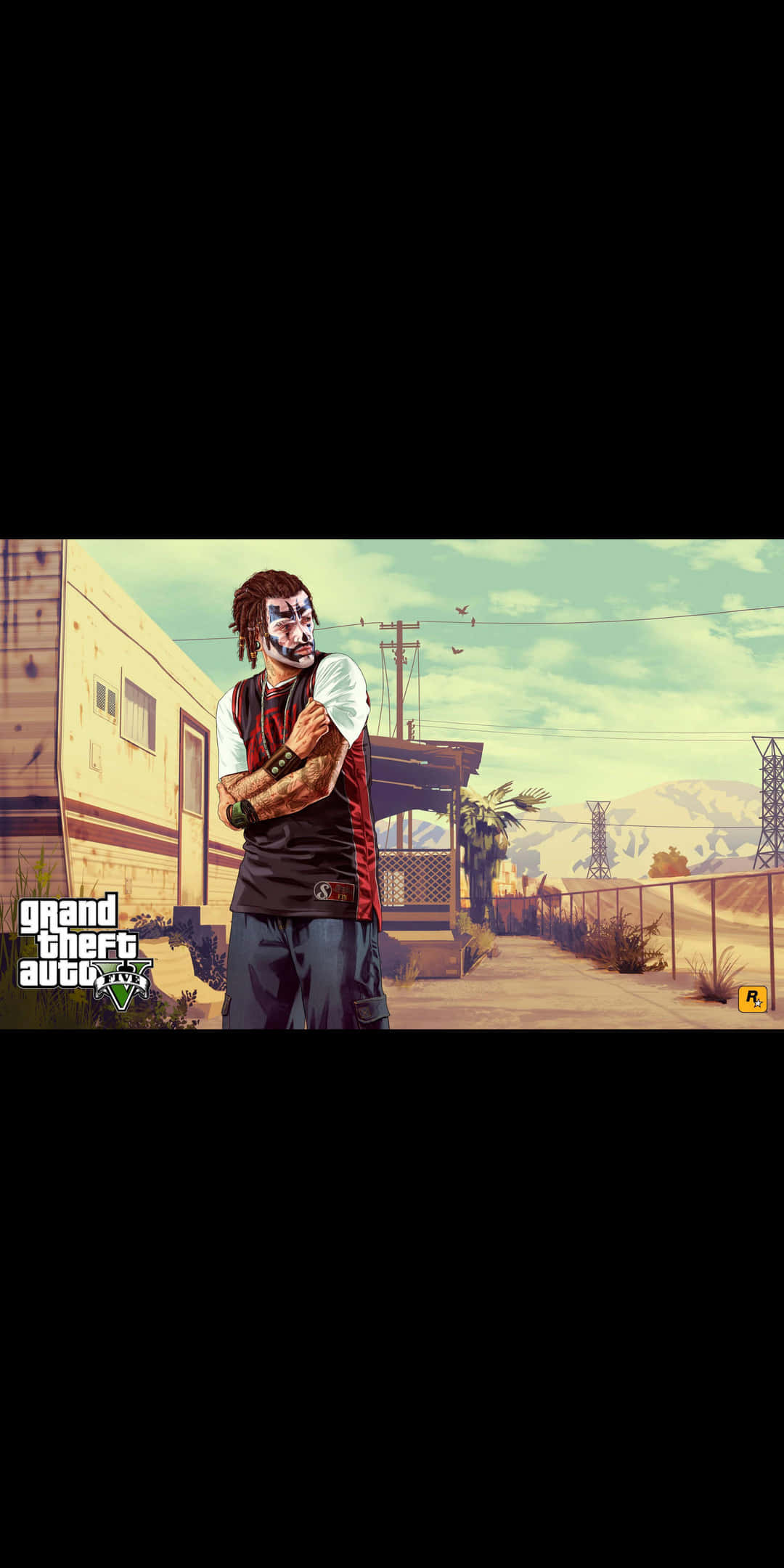Pixel 3 Grand Theft Auto V 桌布 壁紙 — 一個佈滿塗鴉的角色，留著辮子頭和臉部彩繪，在陽光明媚的沙漠拖車公園中交叉雙臂站立，遠處有山脈。