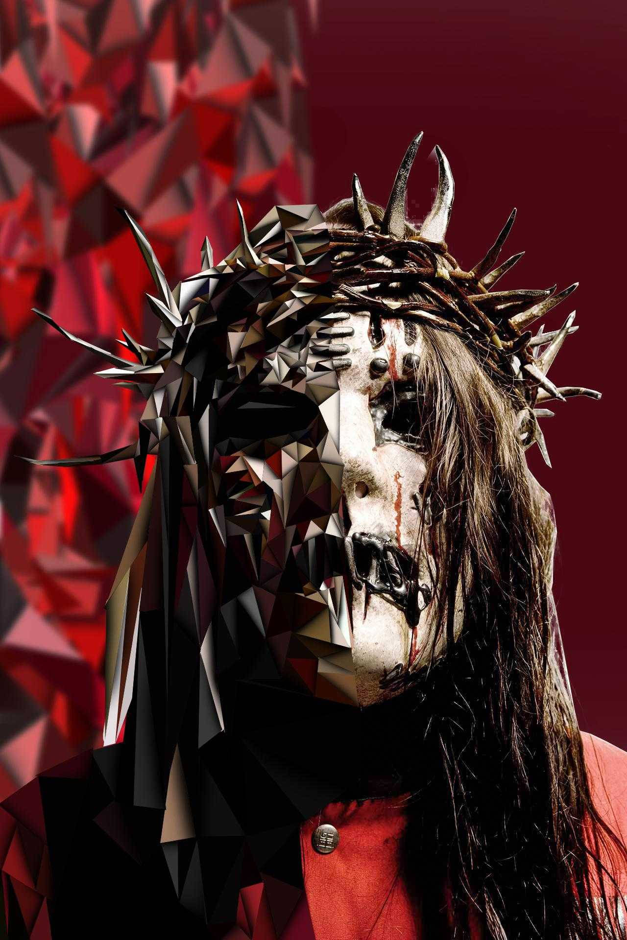 Joey Jordison 桌布 壁紙 — 一個低多邊形數位肖像，描繪一位戴冠的人物，臉部碎裂，嘴巴流血，背景為紅色幾何圖案。