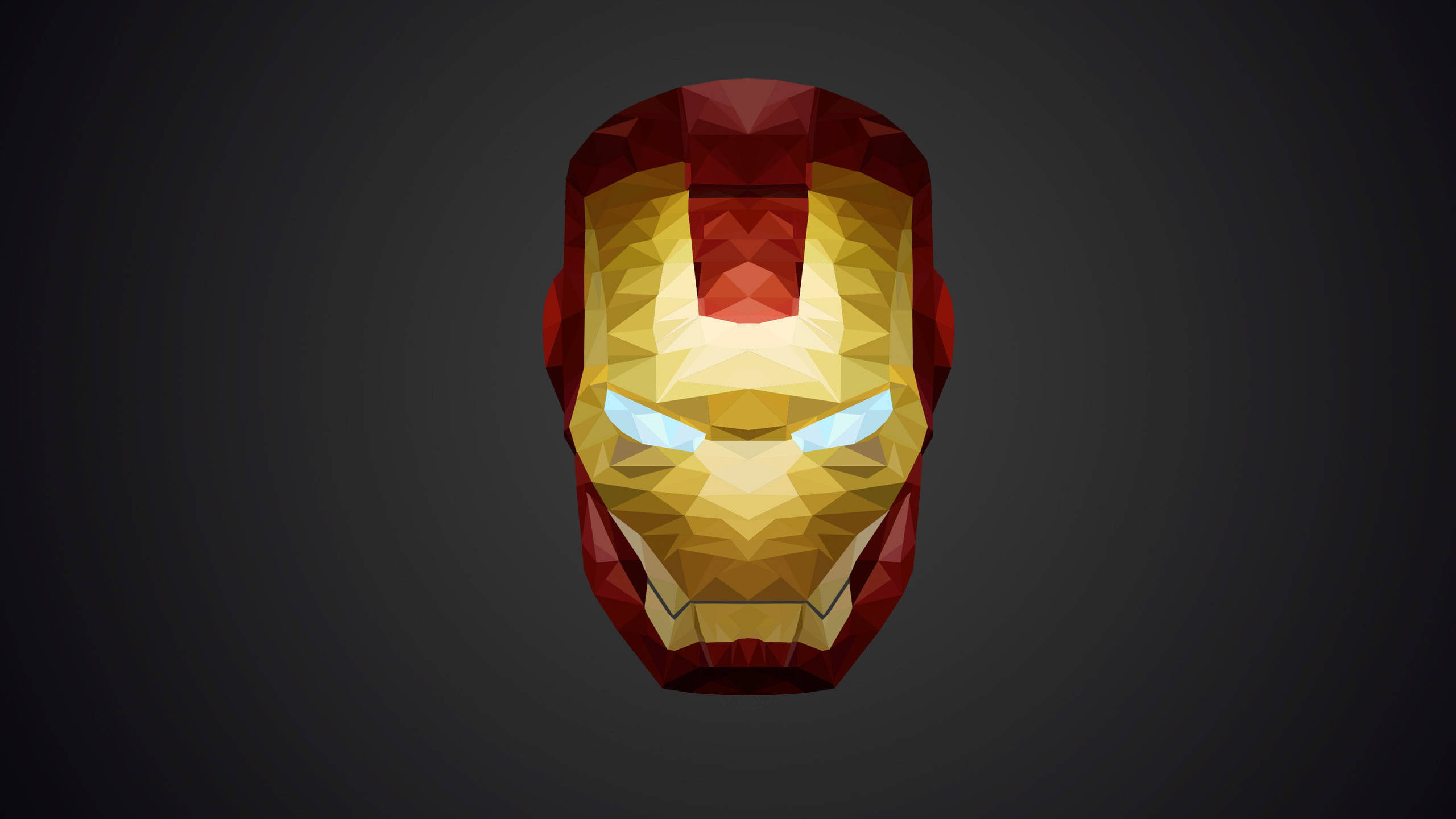 Iron Man Logo 桌布 壁紙 — 一個低多邊形風格的鋼鐵人頭盔，在深色漸變背景上帶有發光的藍色眼睛。