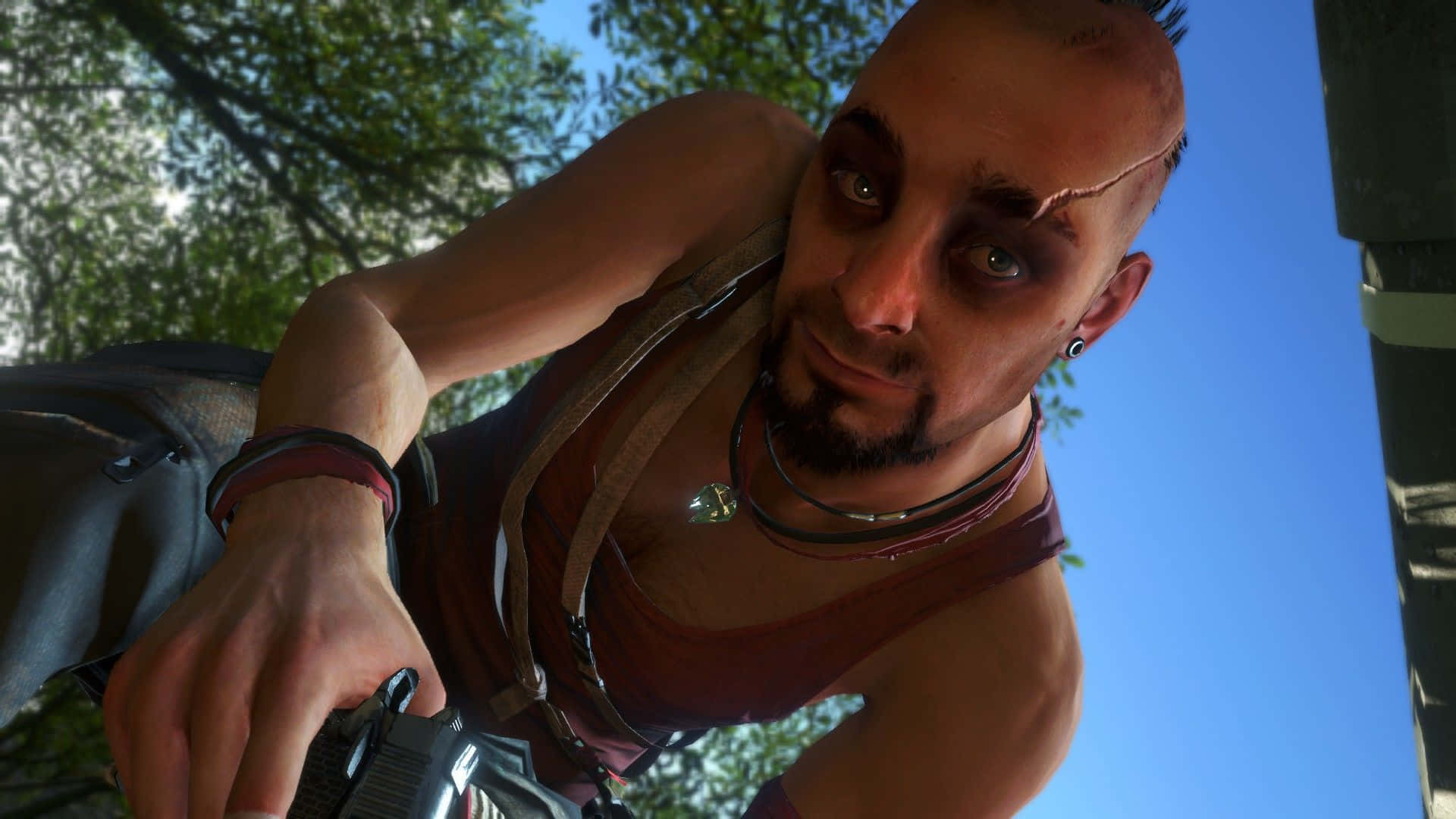Far Cry 5 桌布 壁紙 — 一個低角度拍攝，一個光頭留鬍鬚的粗獷男人在明亮的藍天和綠樹下拿著相機。