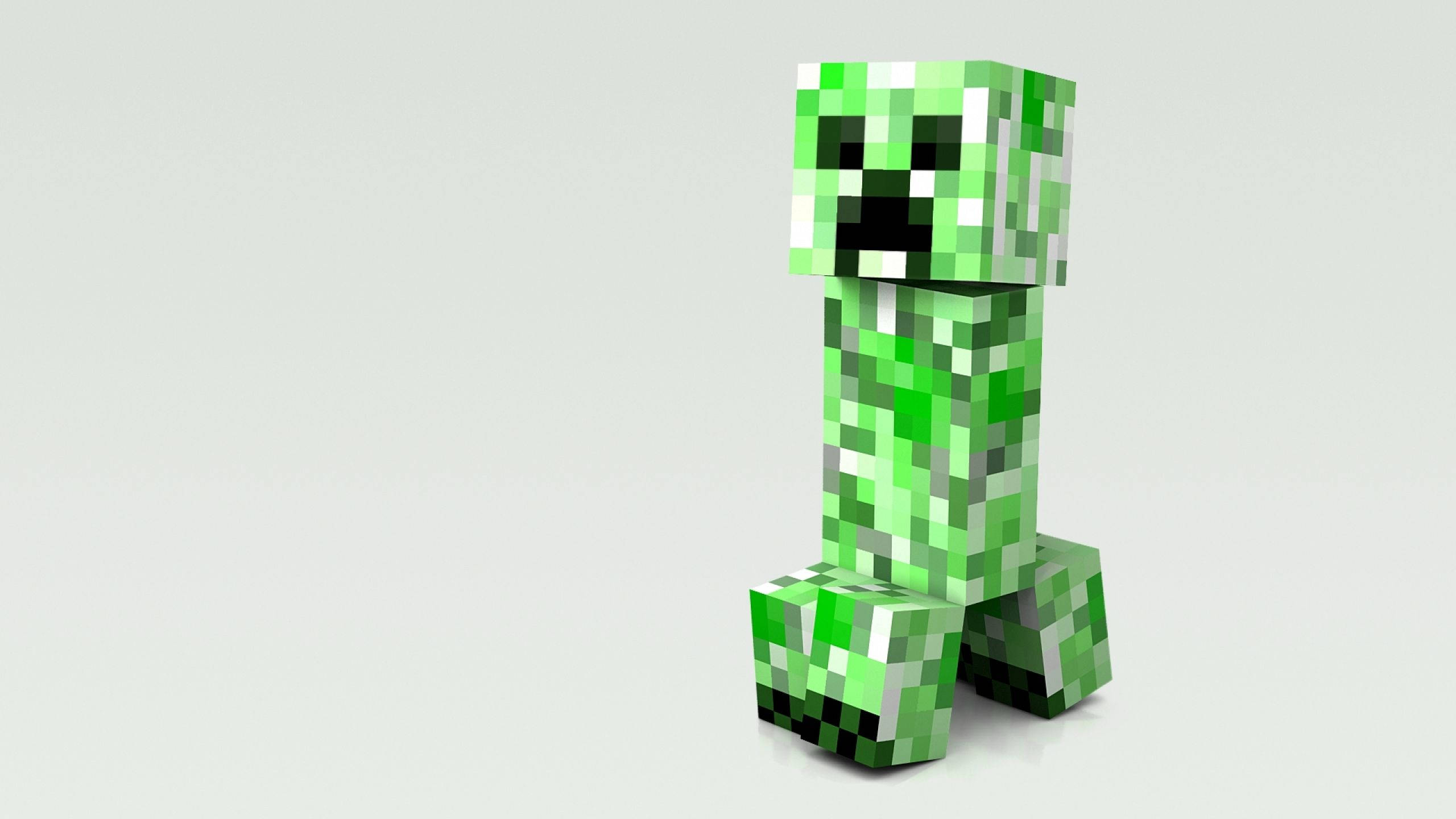 Creeper 桌布 壁紙 — 一個來自Minecraft的像素化綠色爬行者站在純淺灰色背景前。