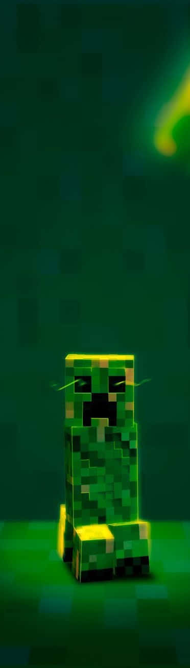 Minecraft Characters 桌布 壁紙 — 一個來自Minecraft的像素化綠色爬行者，在深綠色背景上帶有發光的黃色點綴，顯得威風凜凜。