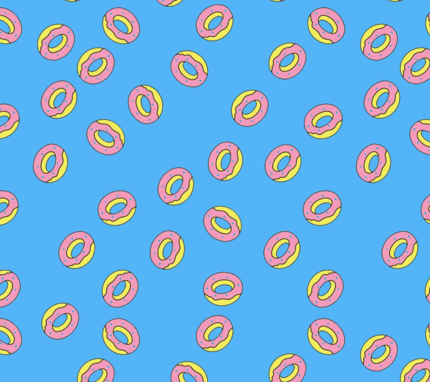 Donut 桌布 壁紙 — 一個俏皮的圖案，粉紅色和黃色糖霜甜甜圈散落在明亮的藍色背景上。