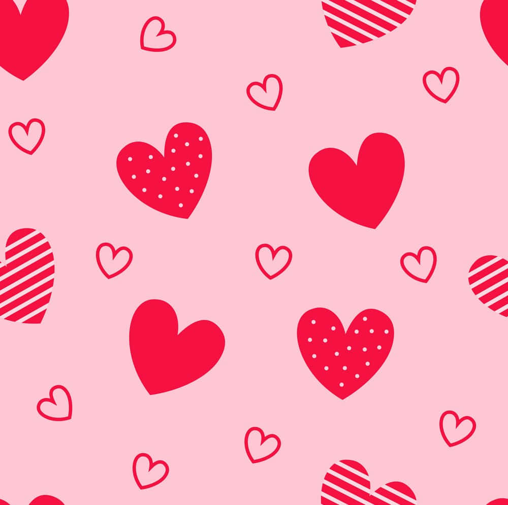 Heart Shape 桌布 壁紙 — 一個俏皮的圖案，紅色心形帶有波點和條紋，散落在柔和的粉紅色背景上。