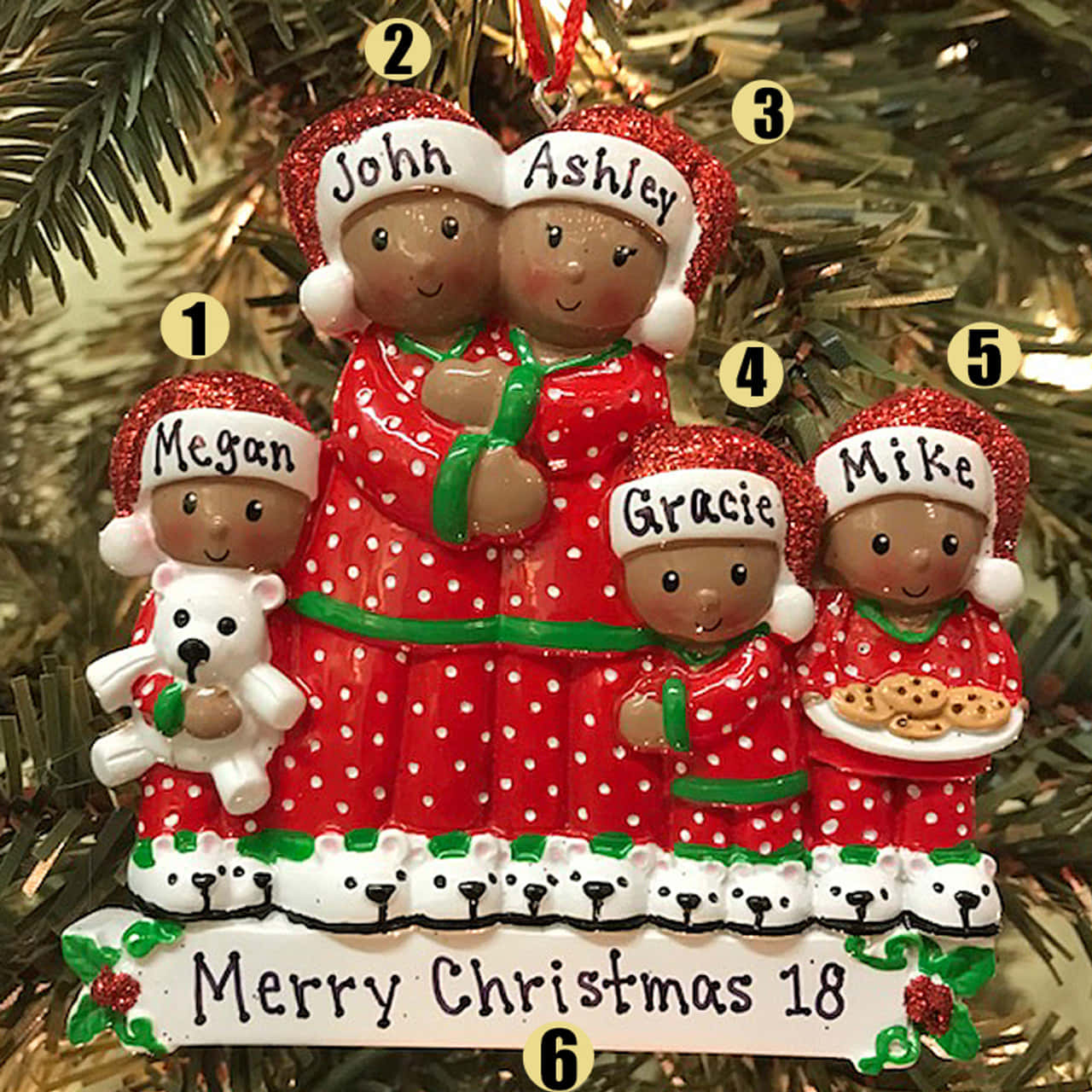 Ornaments 桌布 壁紙 — 一個個人化的紅色圓點聖誕裝飾，上面有五個微笑的孩子，名叫 John Ashley Megan Gracie Mike，拿著餅乾和一隻泰迪熊，掛在松樹上。