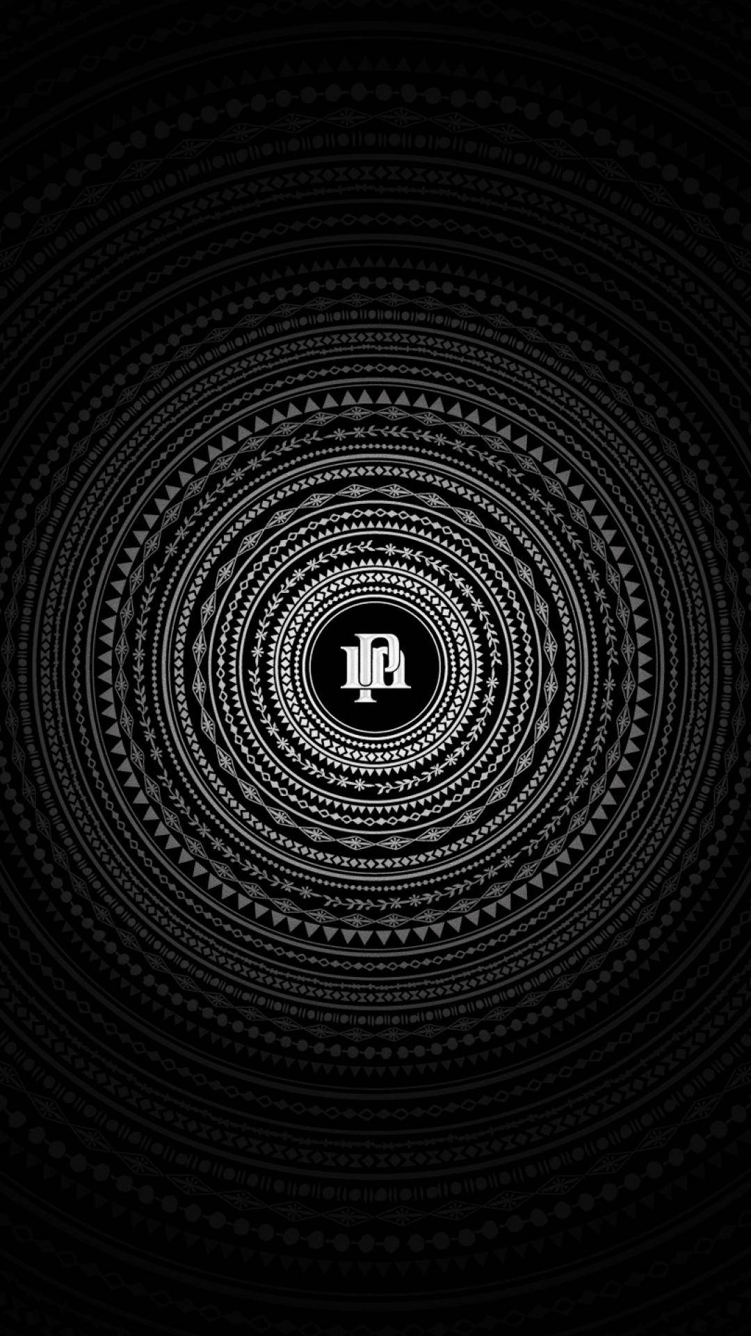 Black And White iPhone 桌布 壁紙 — 一個催眠的黑白曼陀羅，帶有從中央字母組合放射出的複雜同心圖案。