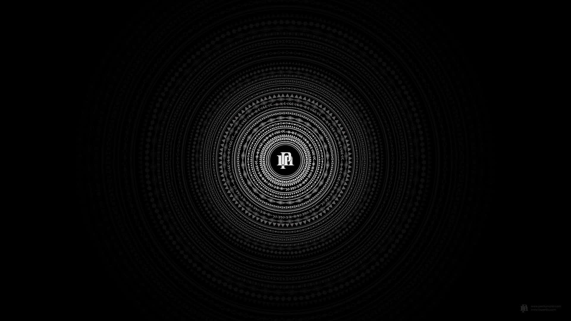 黑白幾何曼陀羅，帶有同心圓和中央字母組合。 — 曼陀羅 GIF 壁紙