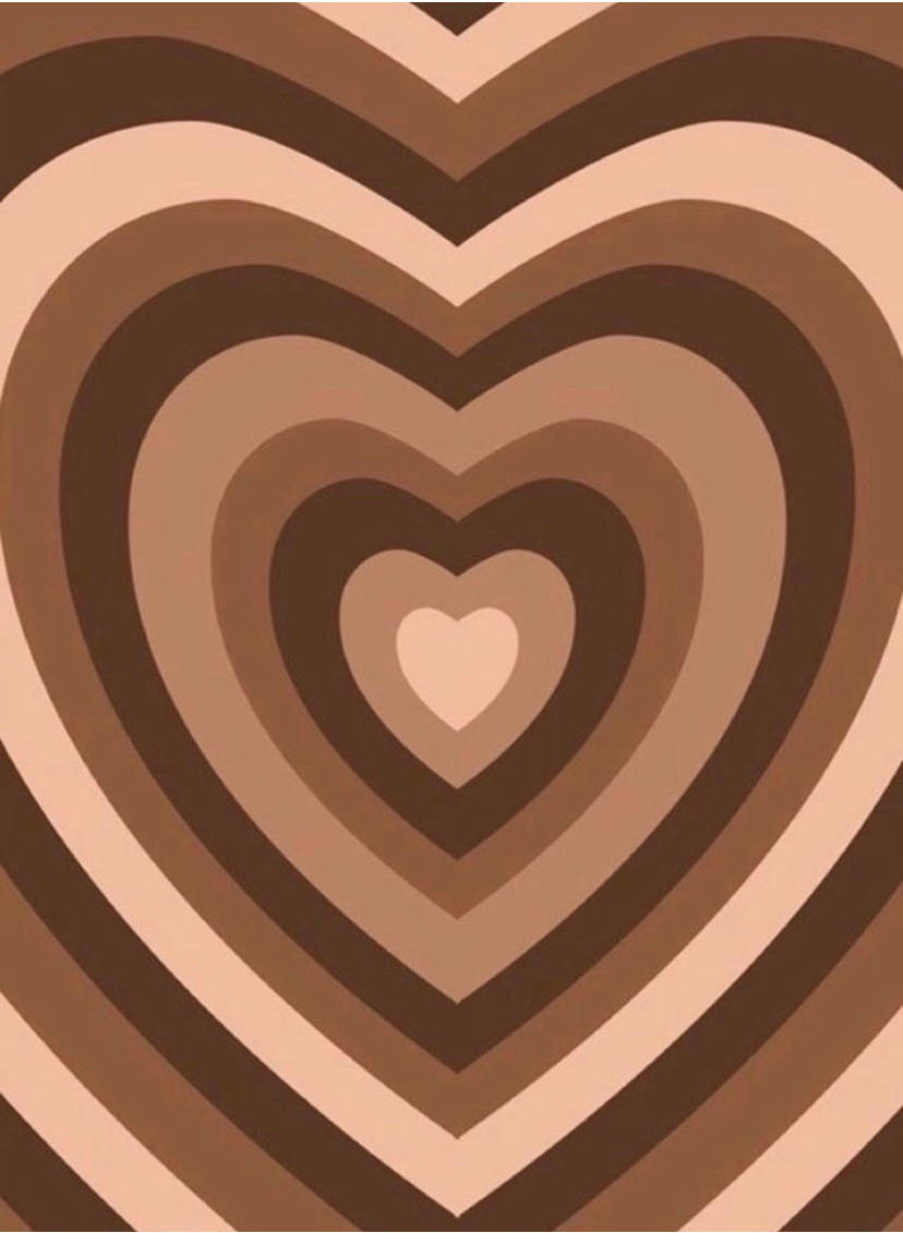 Y2k Heart 桌布 壁紙 — 一個催眠般的圖案，由溫暖棕色調的同心心形從中央淡色心形向外輻射。