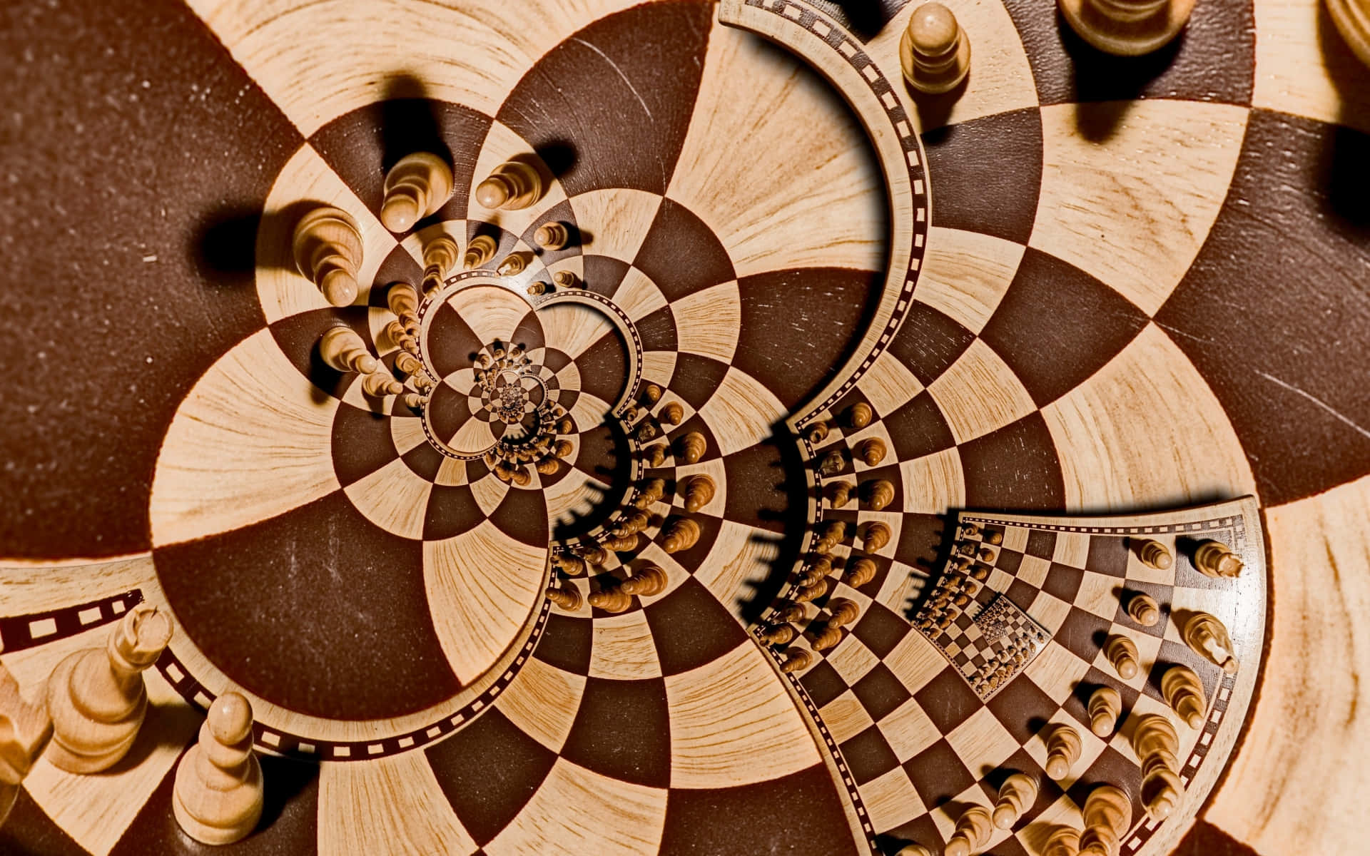 game 桌布 壁紙 — 一個催眠般的螺旋，由木製西洋棋棋子和棋盤組成，在溫暖的燈光下逐漸消失於無限遠方。