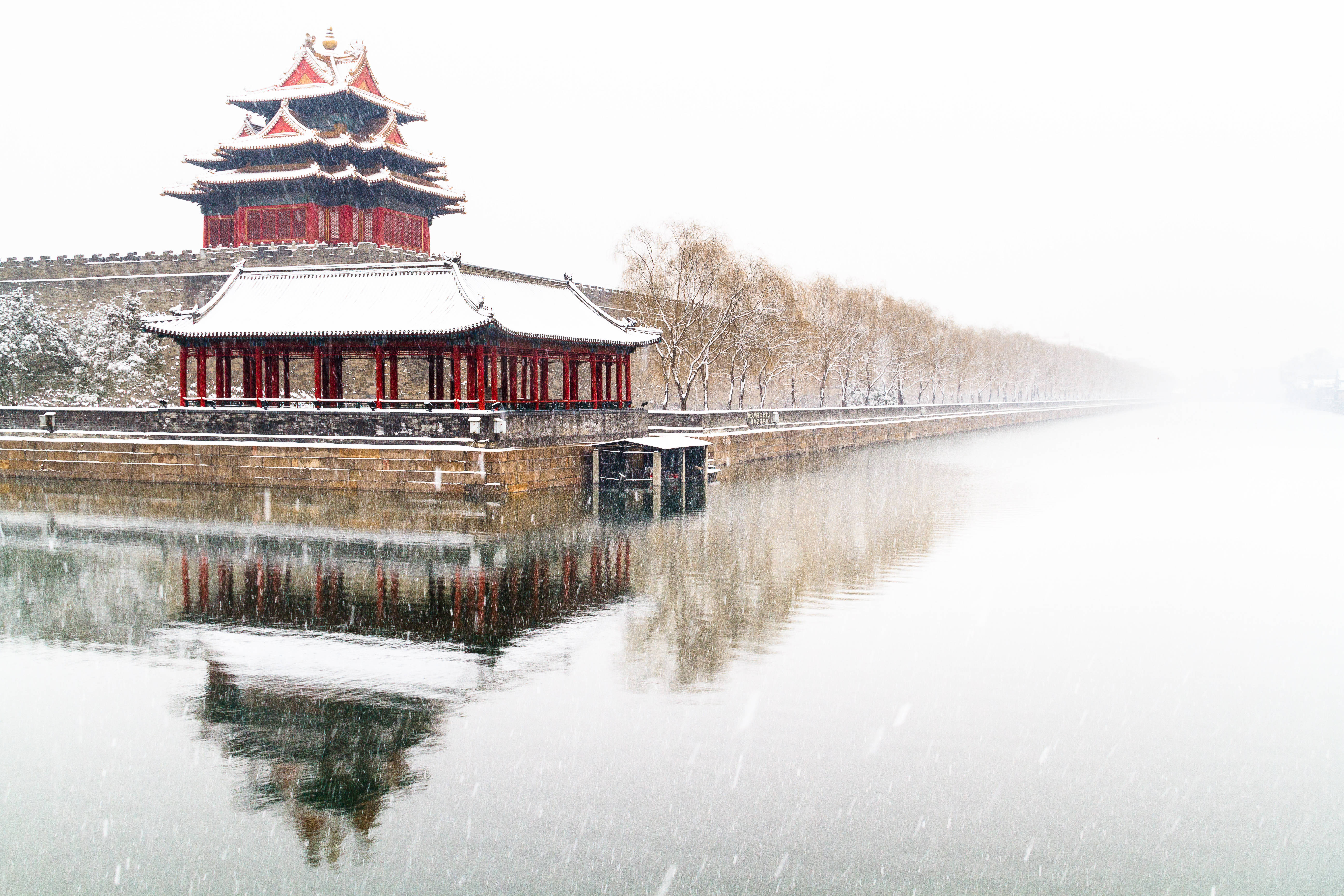 雪 桌布 壁紙 — 一個傳統中式亭台，紅色柱子，屋頂積雪，在雪冬季節倒映在平靜的水面上。