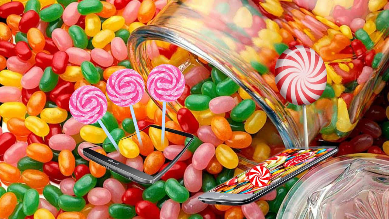 Candy Aesthetic 桌布 壁紙 — 一個傾斜的玻璃杯將色彩繽紛的軟糖和棒棒糖灑在兩部嵌入糖果中的智慧型手機上。
