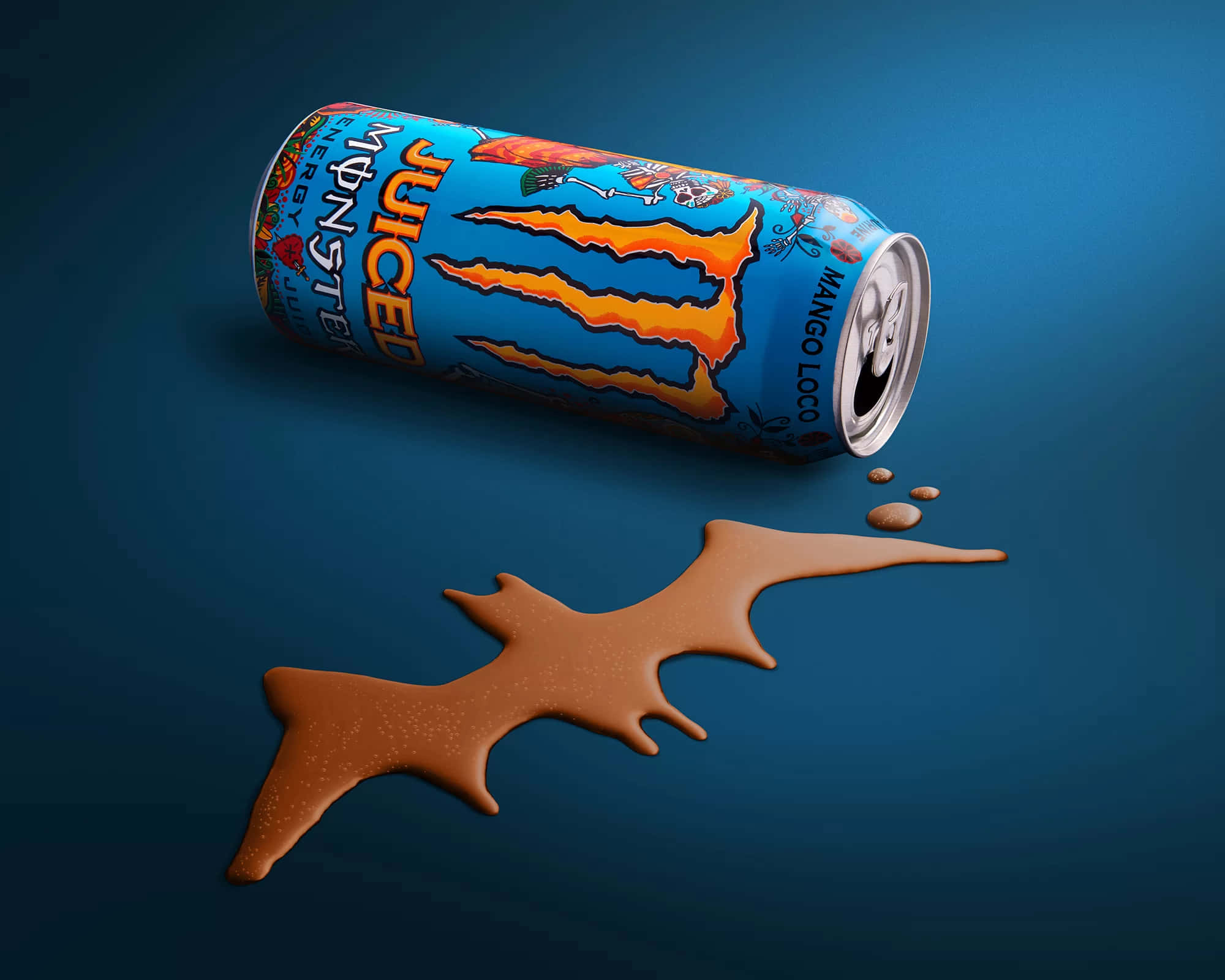 Drink 桌布 壁紙 — 一個傾斜的藍色Monster Juiced Mango Loco能量飲料罐將棕色液體灑在深藍色表面上。
