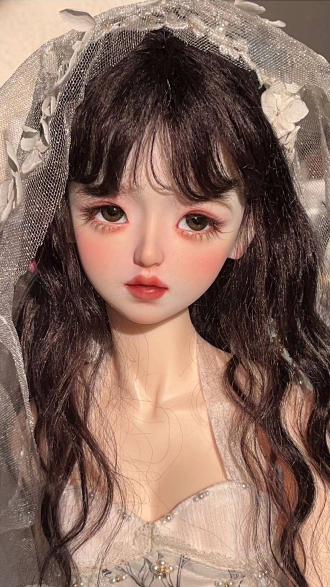 動漫風格的新娘娃娃，長黑髮和花面紗。 — 芭比 GIF 壁紙