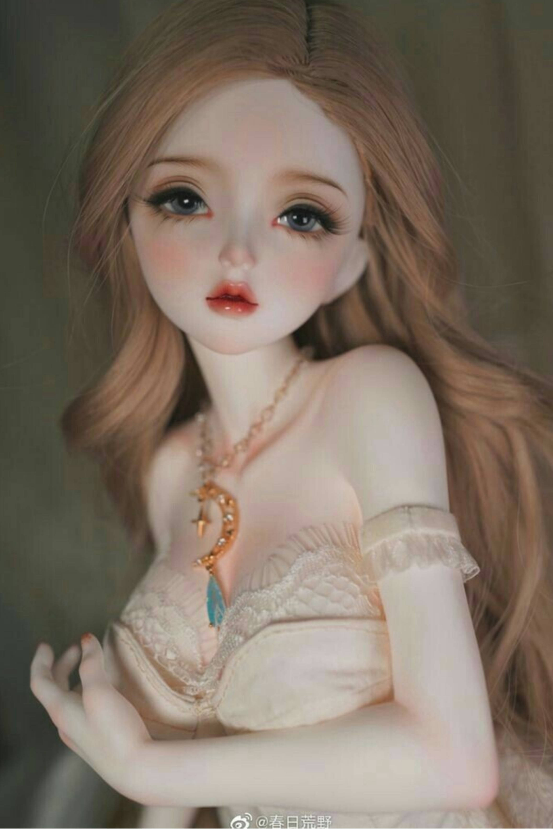 Barbie Doll 桌布 壁紙 — 一個像娃娃的動漫女孩，長長的金髮和大大的藍眼睛，穿著精緻的奶油色蕾絲上衣和月牙項鍊。