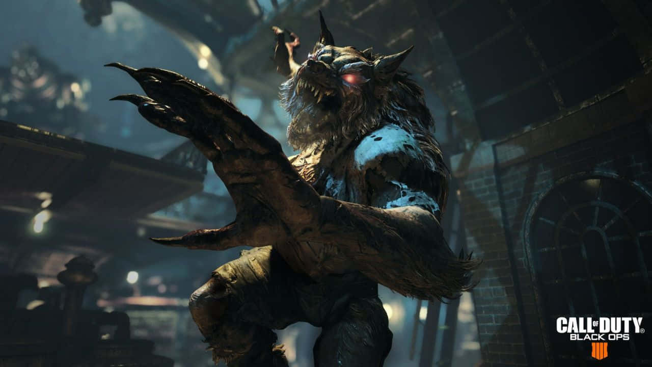 720p Call Of Duty Black Ops 4 桌布 壁紙 — 一個像狼的怪物，有著發光的紅眼睛和鋒利的爪子，在昏暗的工業環境中向前猛撲。