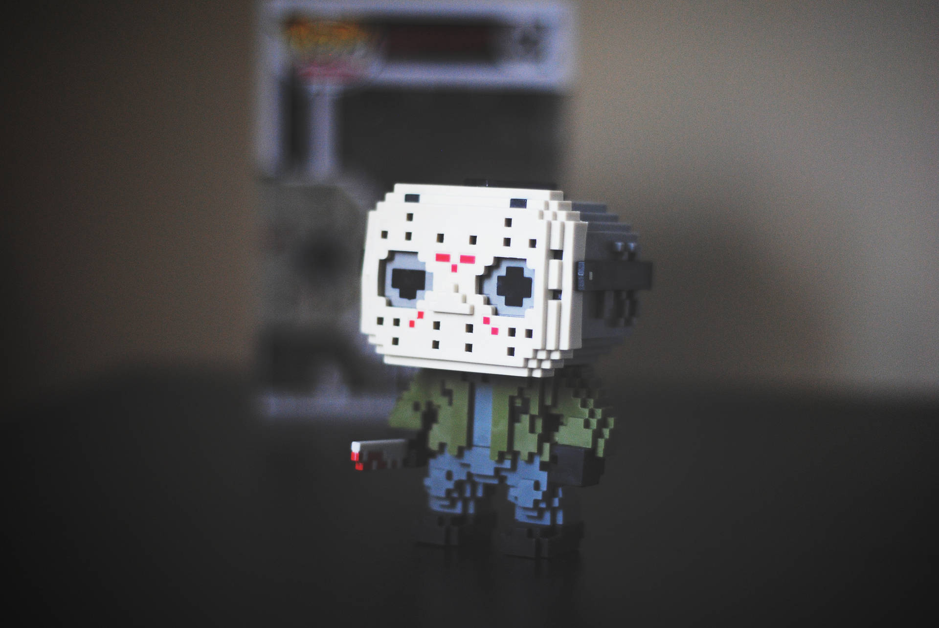 像素藝術 Jason Voorhees 人偶，戴著曲棍球面具並持刀。 — 十三號星期五 GIF 壁紙