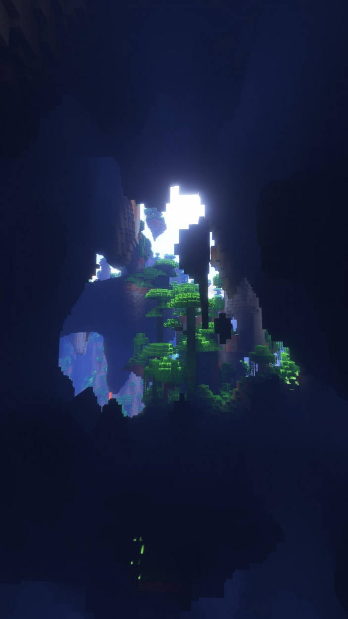 電玩遊戲 桌布 壁紙 — 一個像素化的 Minecraft 洞穴入口揭示了外面發光的綠色叢林，與黑暗的內部形成鮮明對比。
