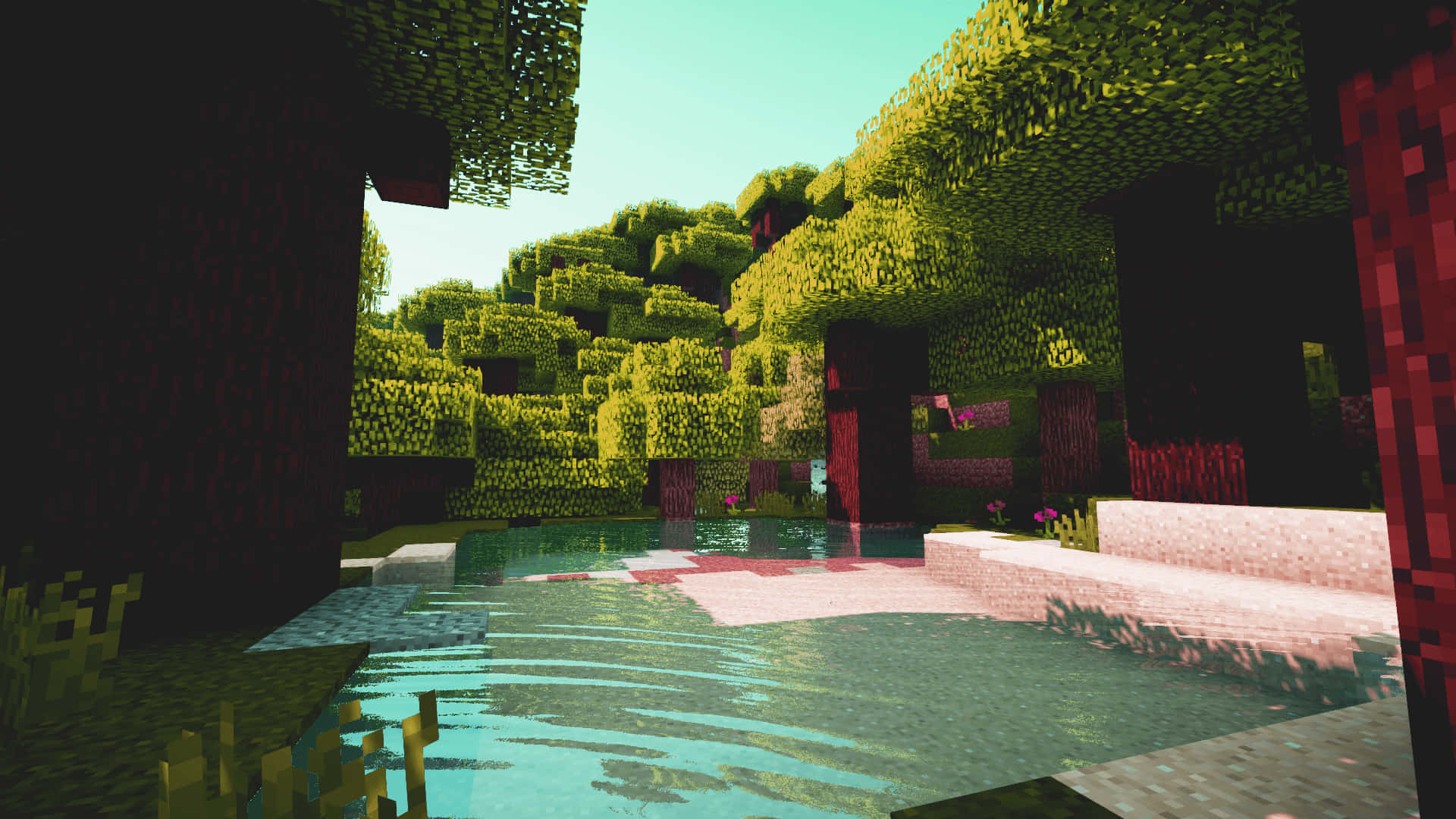 Minecraft Shaders 桌布 壁紙 — 一個像素化的Minecraft場景，清澈的泳池被茂密的綠樹和紅磚建築環繞，天空明亮。