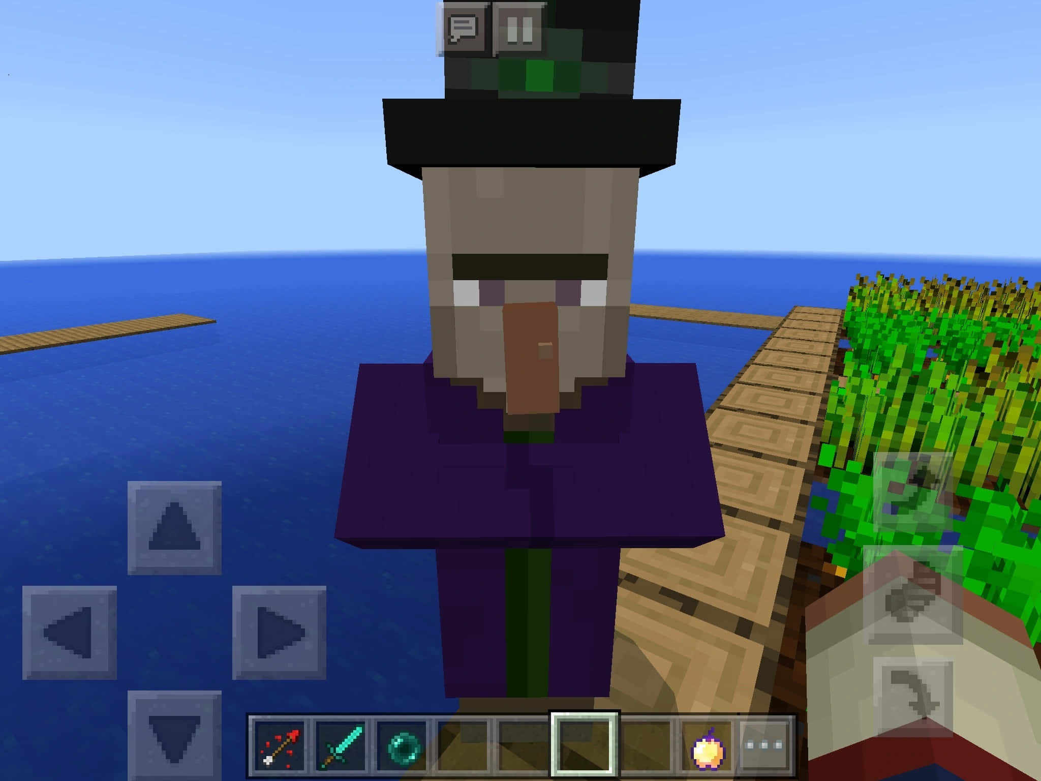 Minecraft Witch 桌布 壁紙 — 一個像素化的Minecraft女巫站在木製碼頭上，旁邊是農作物田，天空清澈湛藍。