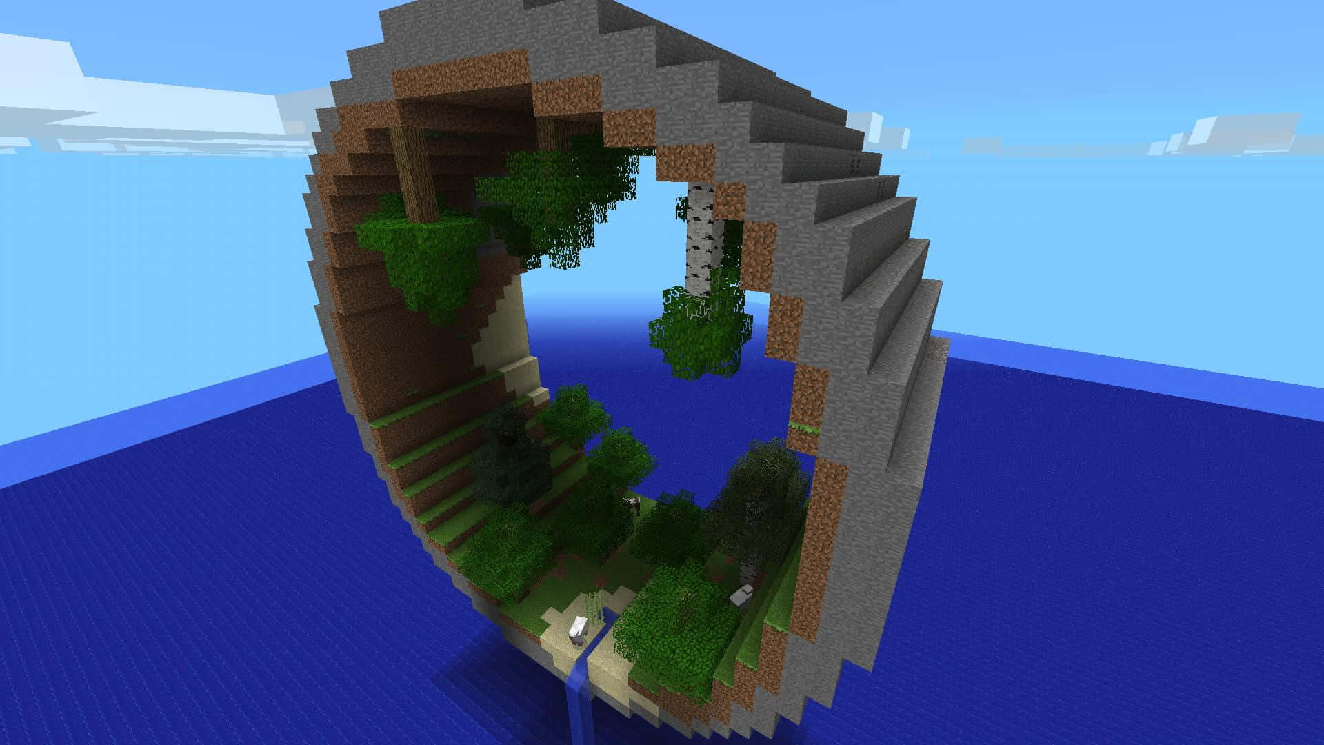 Minecraft Map 桌布 壁紙 — 一個像素化的Minecraft拱門，有樹木和草地，漂浮在藍色水面上，天空晴朗。