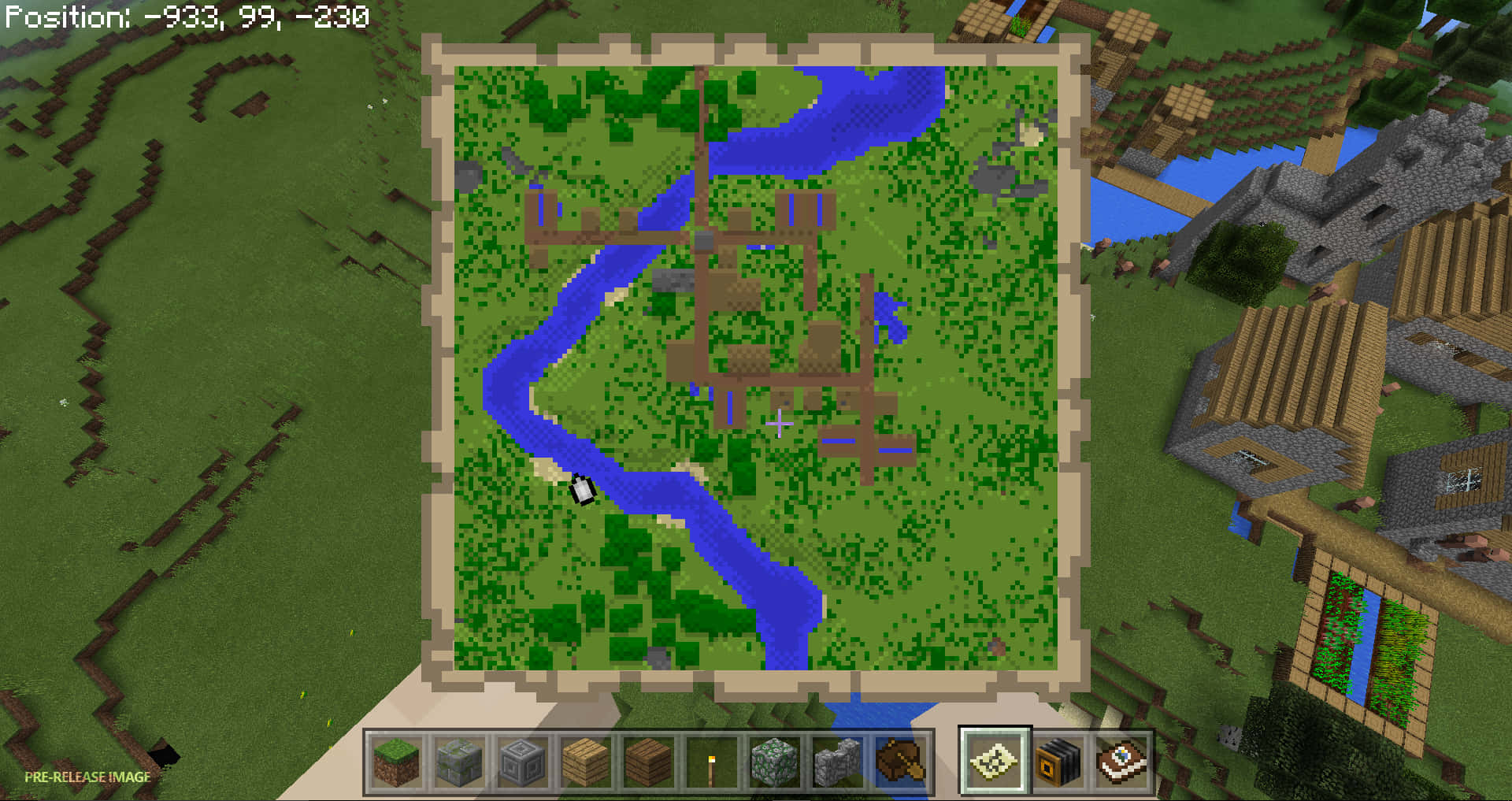 Minecraft Education Edition 桌布 壁紙 — 一個像素化的Minecraft村莊，有木屋和一條蜿蜒的藍色河流，周圍是綠草。