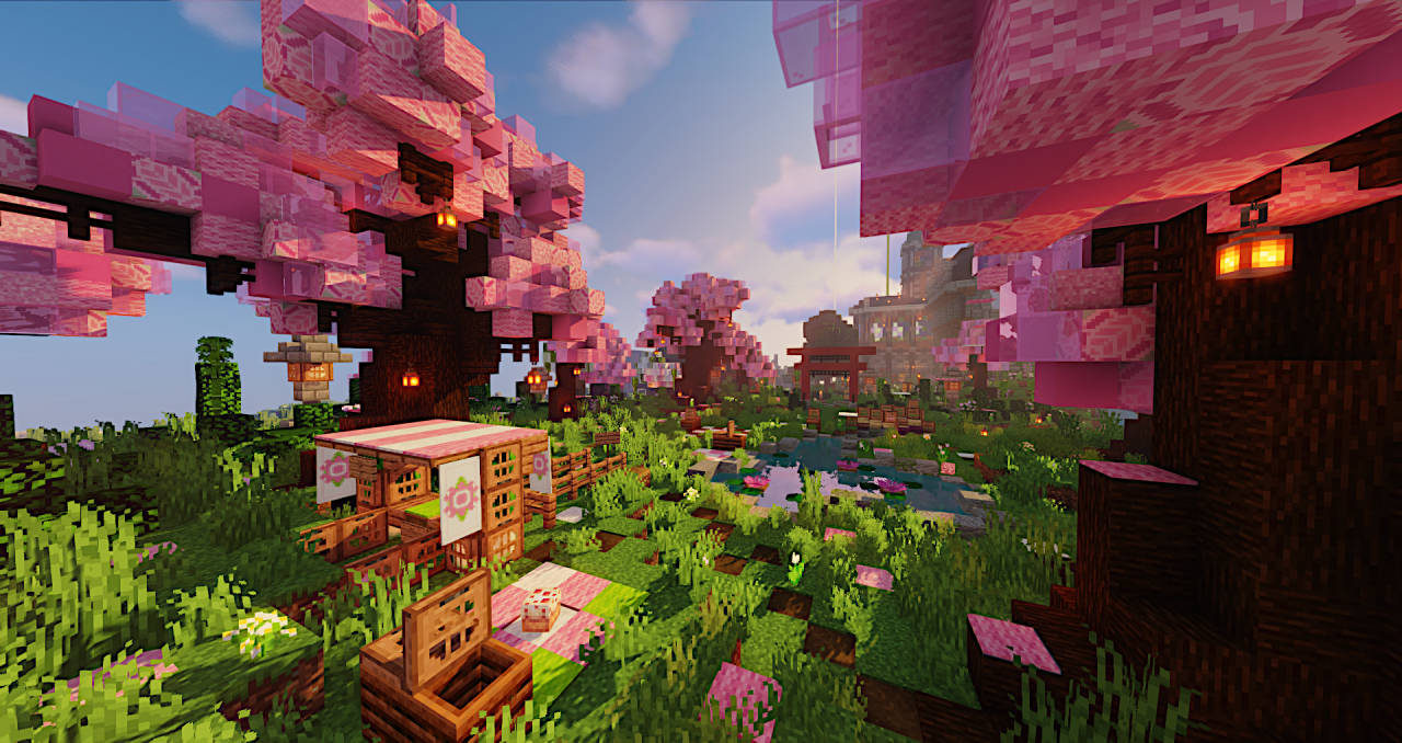 可愛的 Minecraft 桌布 壁紙 — 一個像素化的Minecraft村莊，位於盛開的粉紅色櫻花樹下，有發光的燈籠和寧靜的池塘。