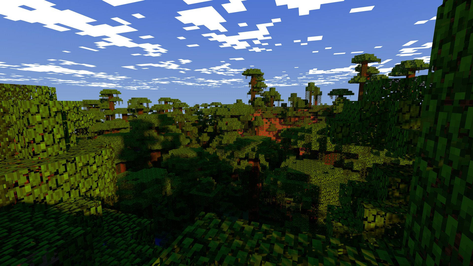 4K Minecraft 壁紙 桌布 壁紙 — 一個像素化的Minecraft森林，藍天白雲下是方塊狀的綠色樹木。