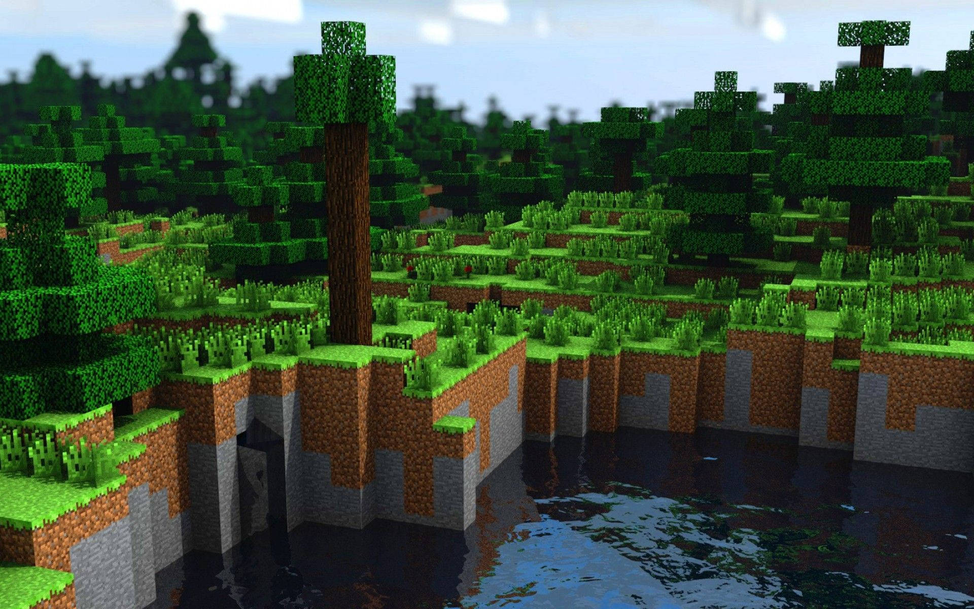 森林 桌布 壁紙 — 一個像素化的Minecraft森林，有方塊狀的樹木和長滿草的懸崖，俯瞰著晴朗天空下的平靜水面。