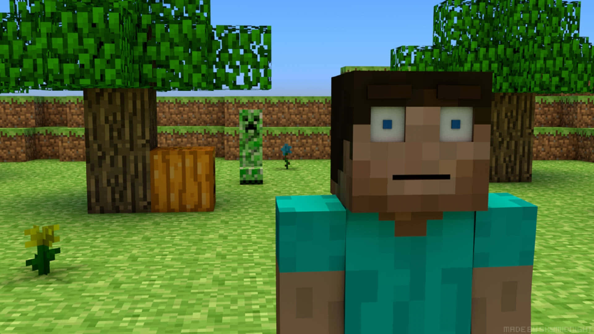  壁紙 — 一個像素化的Minecraft玩家站在草地上，背景有樹木和苦力怕，天空清澈湛藍。