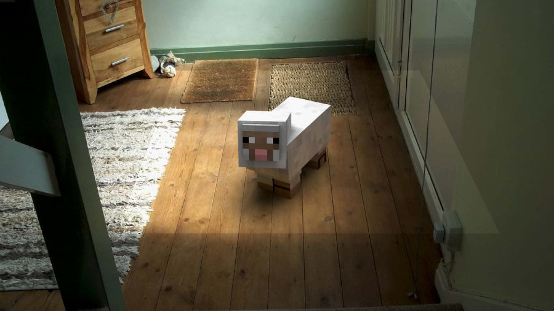 Minecraft Sheep 桌布 壁紙 — 一個像素化的Minecraft羊玩偶坐在陽光照射的走廊木地板上，附近有地毯和家具。