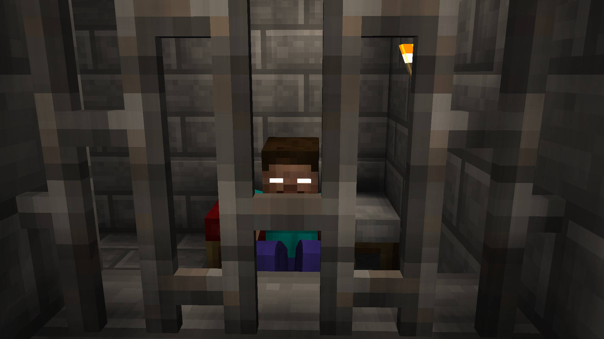 電玩遊戲 桌布 壁紙 — 一個像素化的Minecraft角色坐在石頭監獄牢房裡，眼睛發光，火炬在灰色欄杆上投射溫暖的光線。