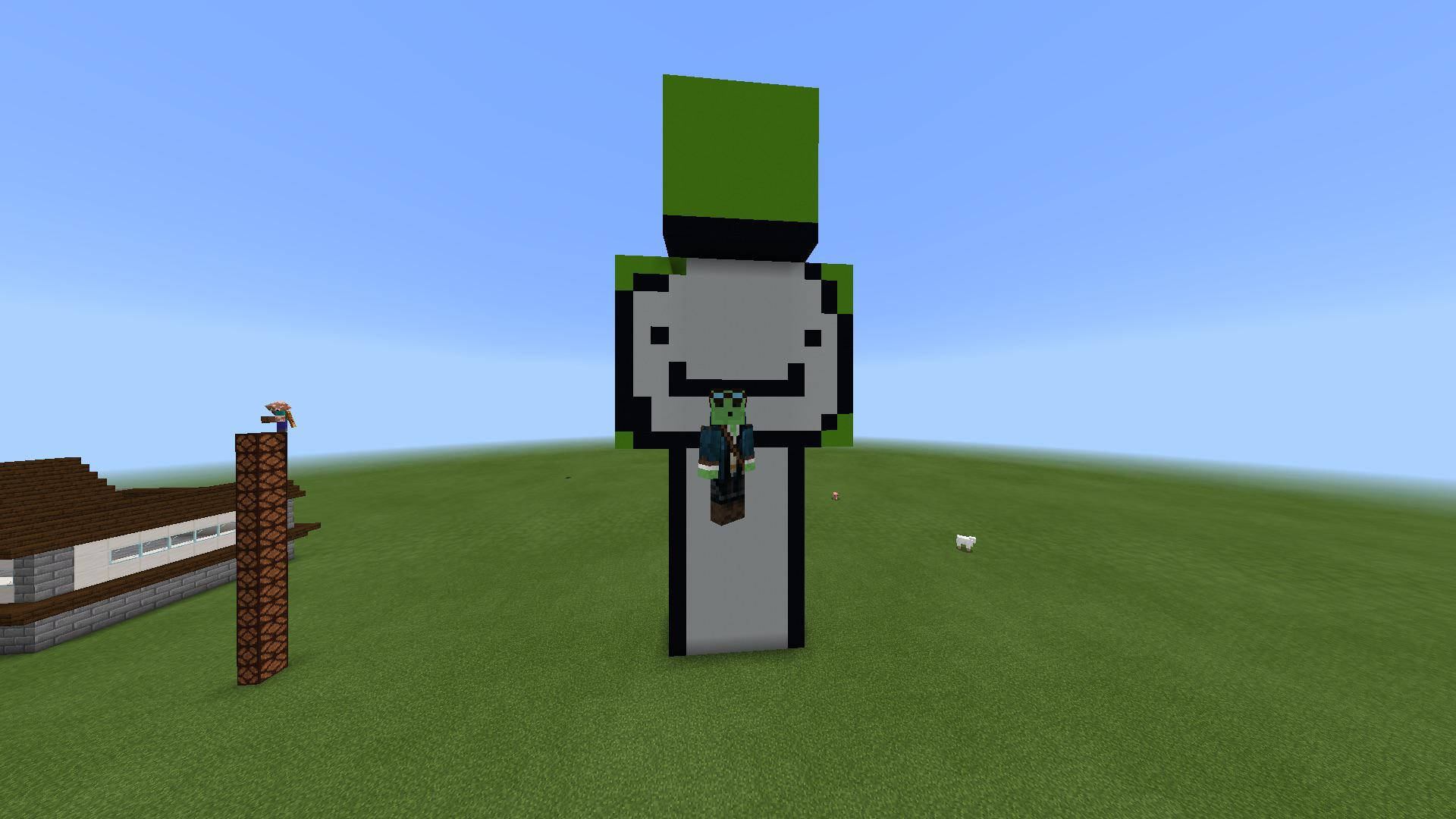 Minecraft角色站在草地上的一個高方塊上。