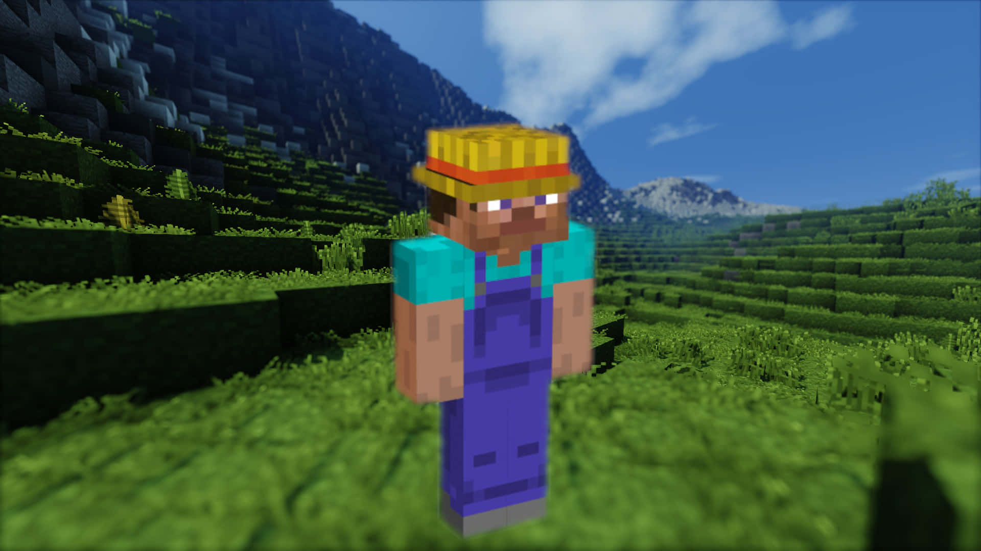 Minecraft Farming 桌布 壁紙 — 一個像素化的Minecraft角色，身穿藍色吊帶褲和黃色帽子，站在充滿活力的綠色草地上，背景是方塊狀的山脈和明亮的藍天。