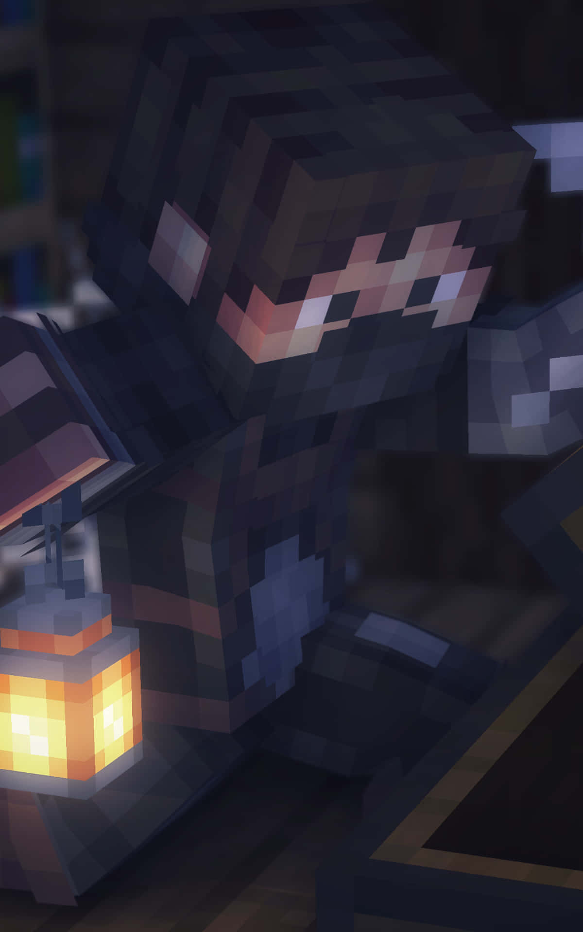 遊戲 桌布 壁紙 — 一個像素化的Minecraft角色穿著暗色盔甲，在昏暗的房間裡拿著發光的燈籠。