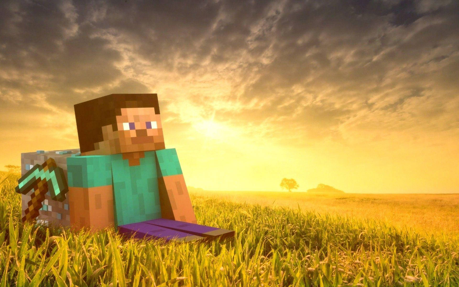 我的世界 桌布 壁紙 — 一個像素化的Minecraft角色坐在夕陽下的草地上，手持鑽石劍，背景是戲劇性的多雲天空。
