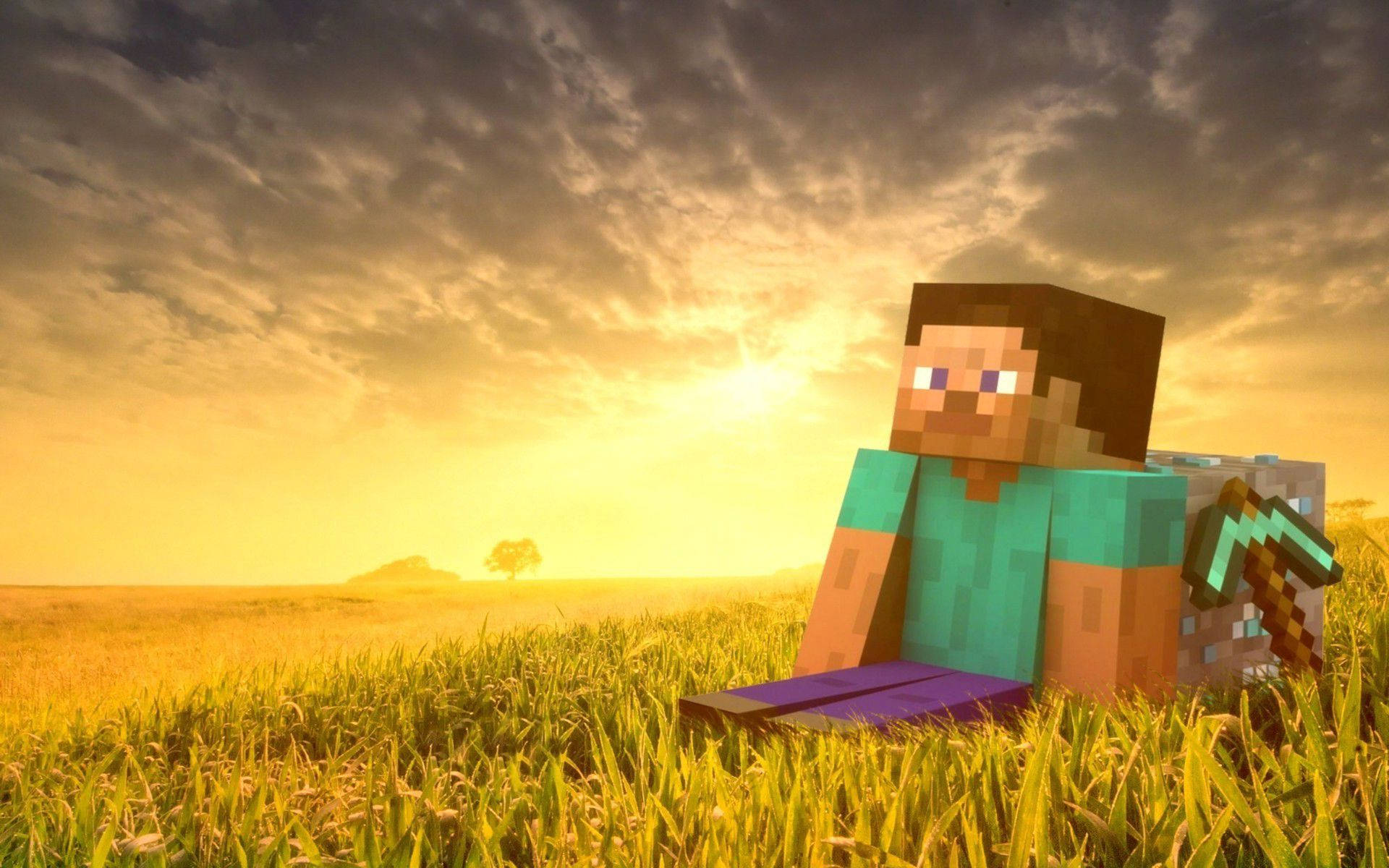 4K Minecraft 壁紙 桌布 壁紙 — 一個像素化的Minecraft角色坐在夕陽下的草地上，在戲劇性的天空下拿著鑽石劍。