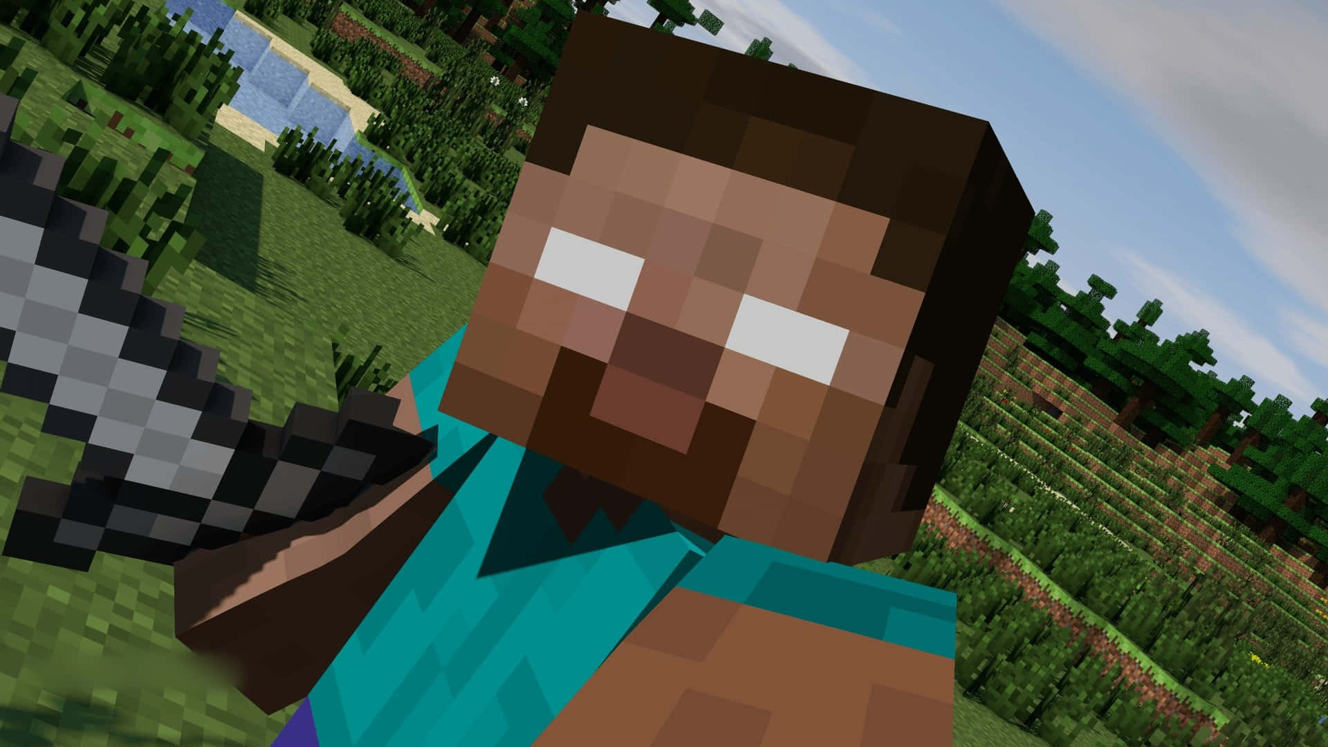 我的世界 史蒂夫 桌布 壁紙 — 一個像素化的Minecraft角色，身穿青綠色襯衫，站在一個有樹木和河流的方塊草地上，天空明亮。